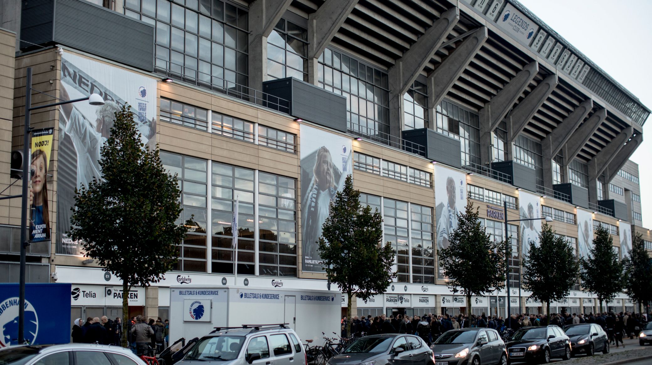 Telia Parken - uden for før kampstart