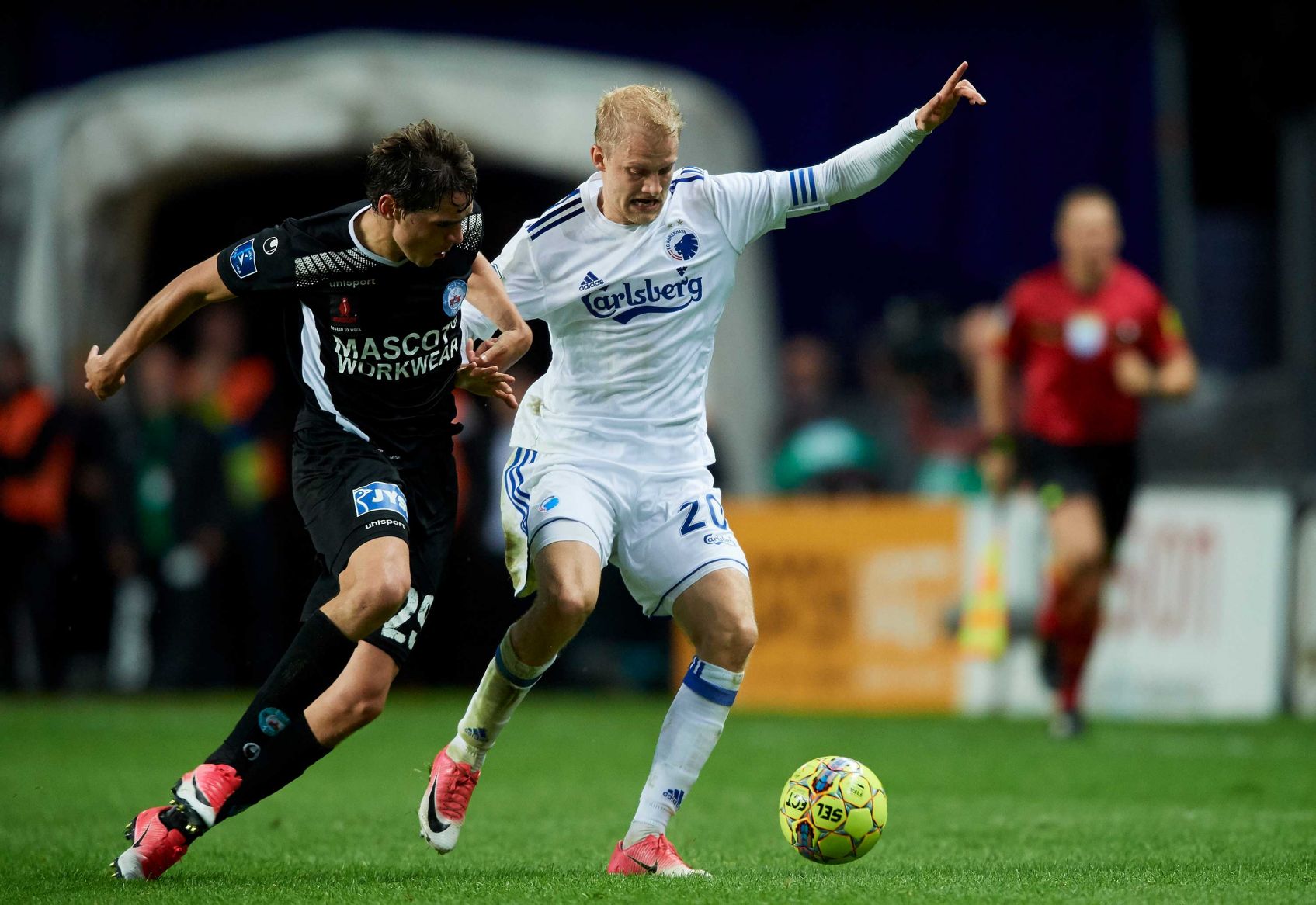 Robert Skov i nærkamp med Nicolai Boilesen i Telia Parken. 