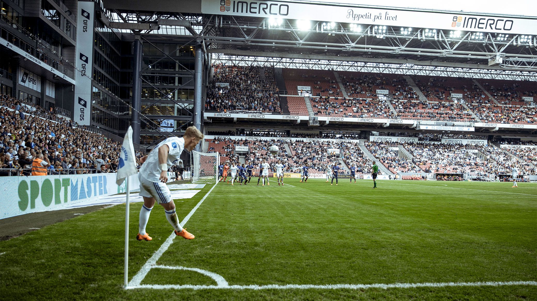 Viktor Fischer sparker hjørne Viktor Fischer sparker hjørne