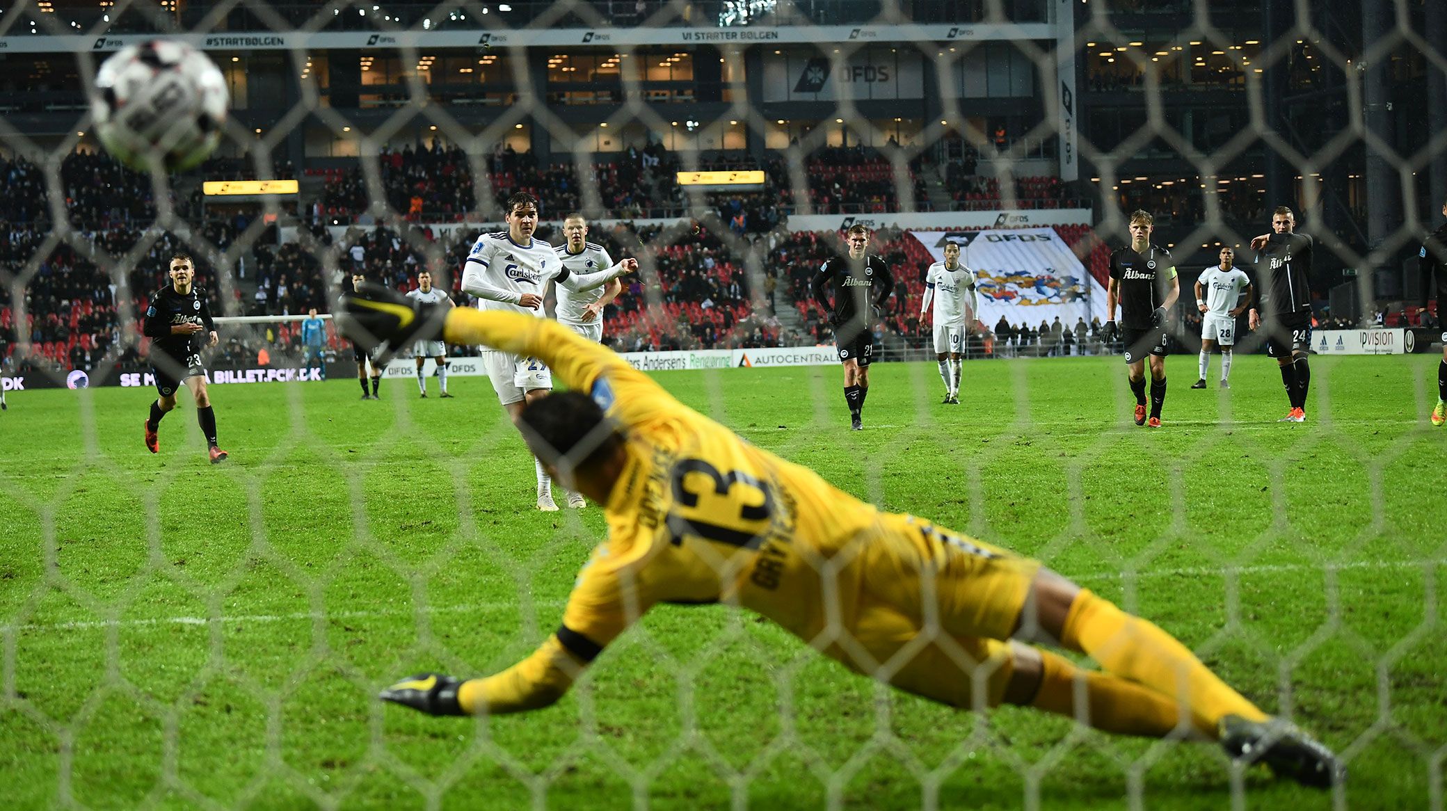 Robert Skov scorer på straffe