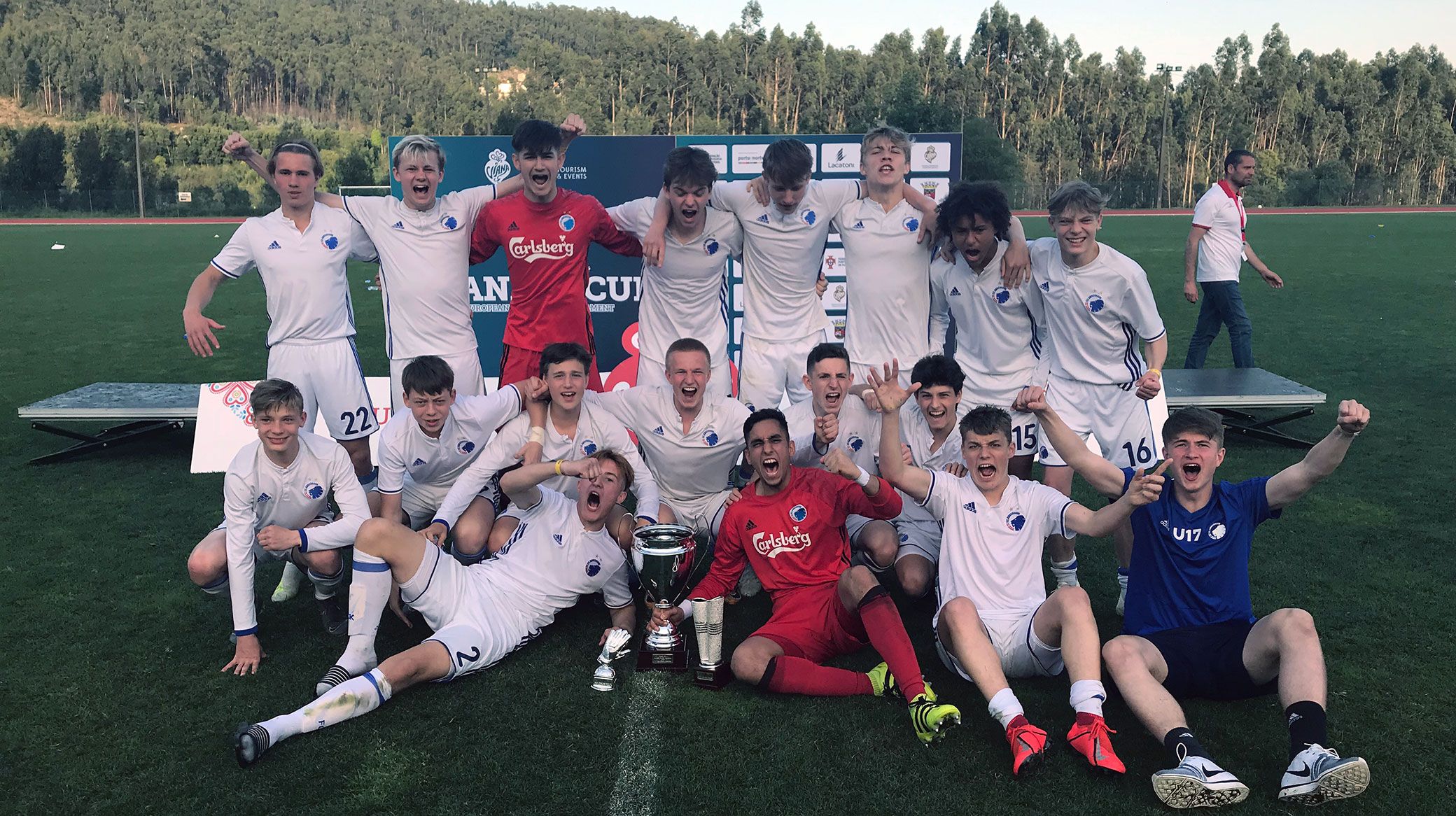 U17 fejrer turneringssejren i Portugal U17 fejrer turneringssejren i Portugal