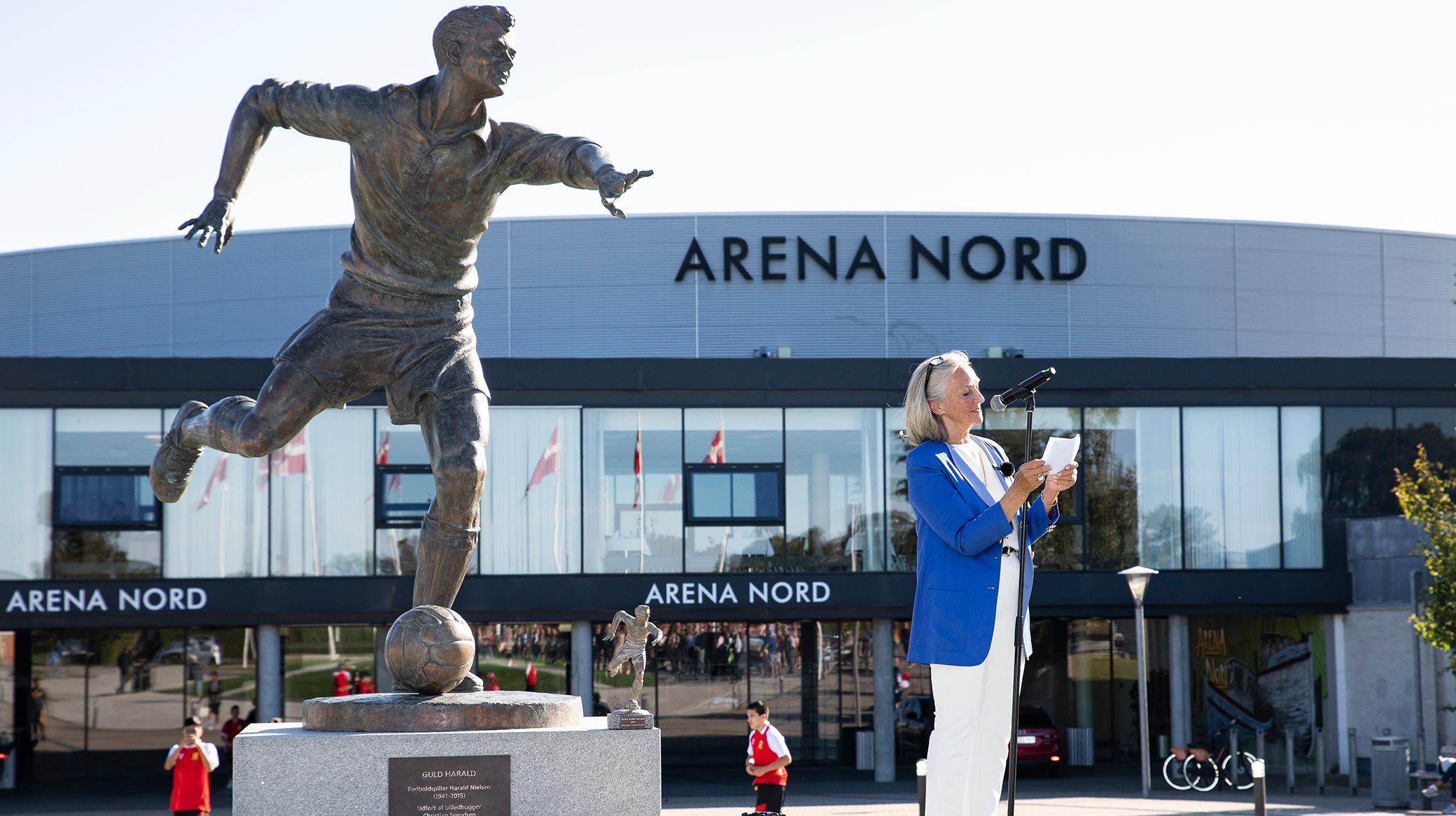 Rudi Nielsen holder tale foran statuen af Harald