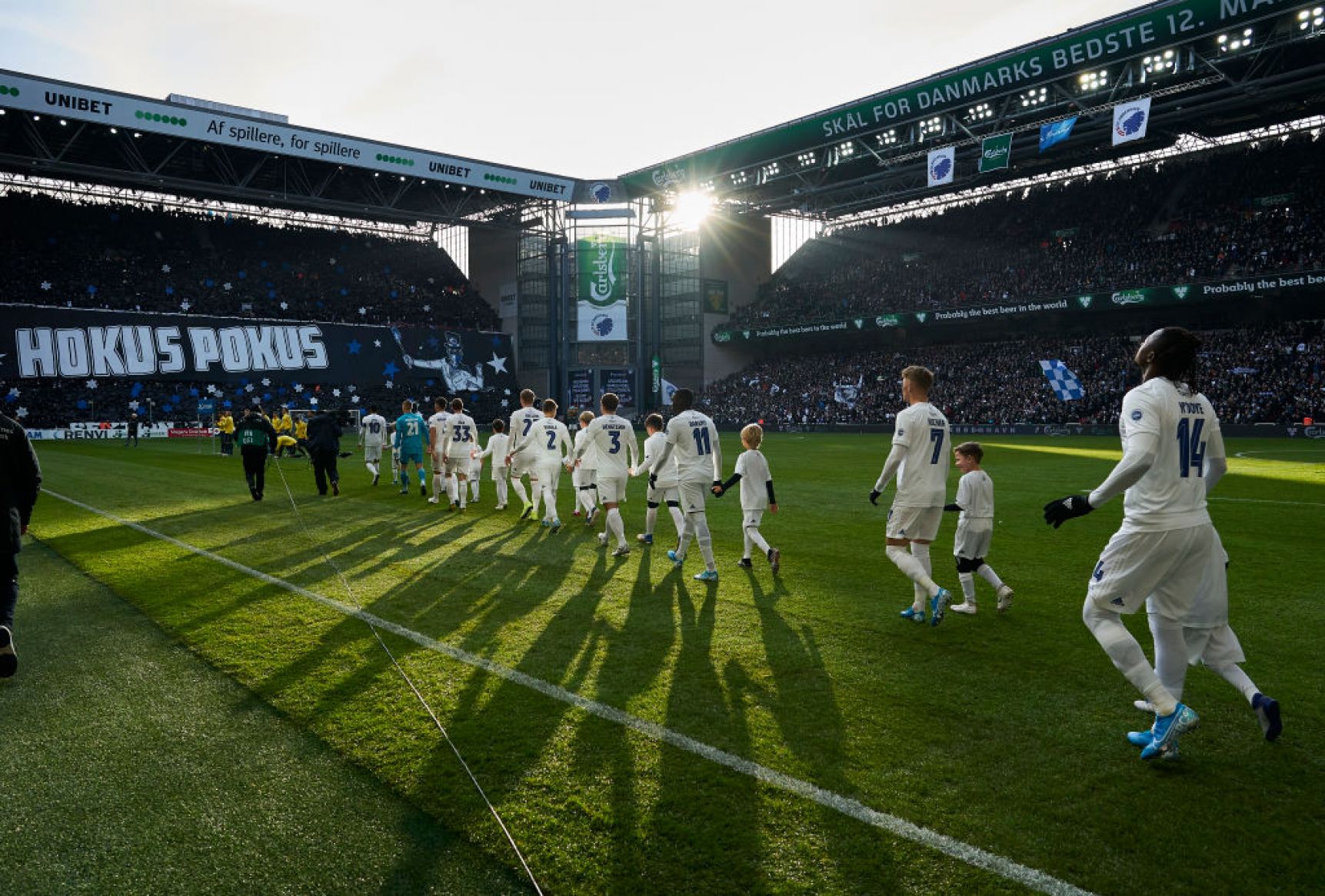Spillerne løber på banen Spillerne løber på banen