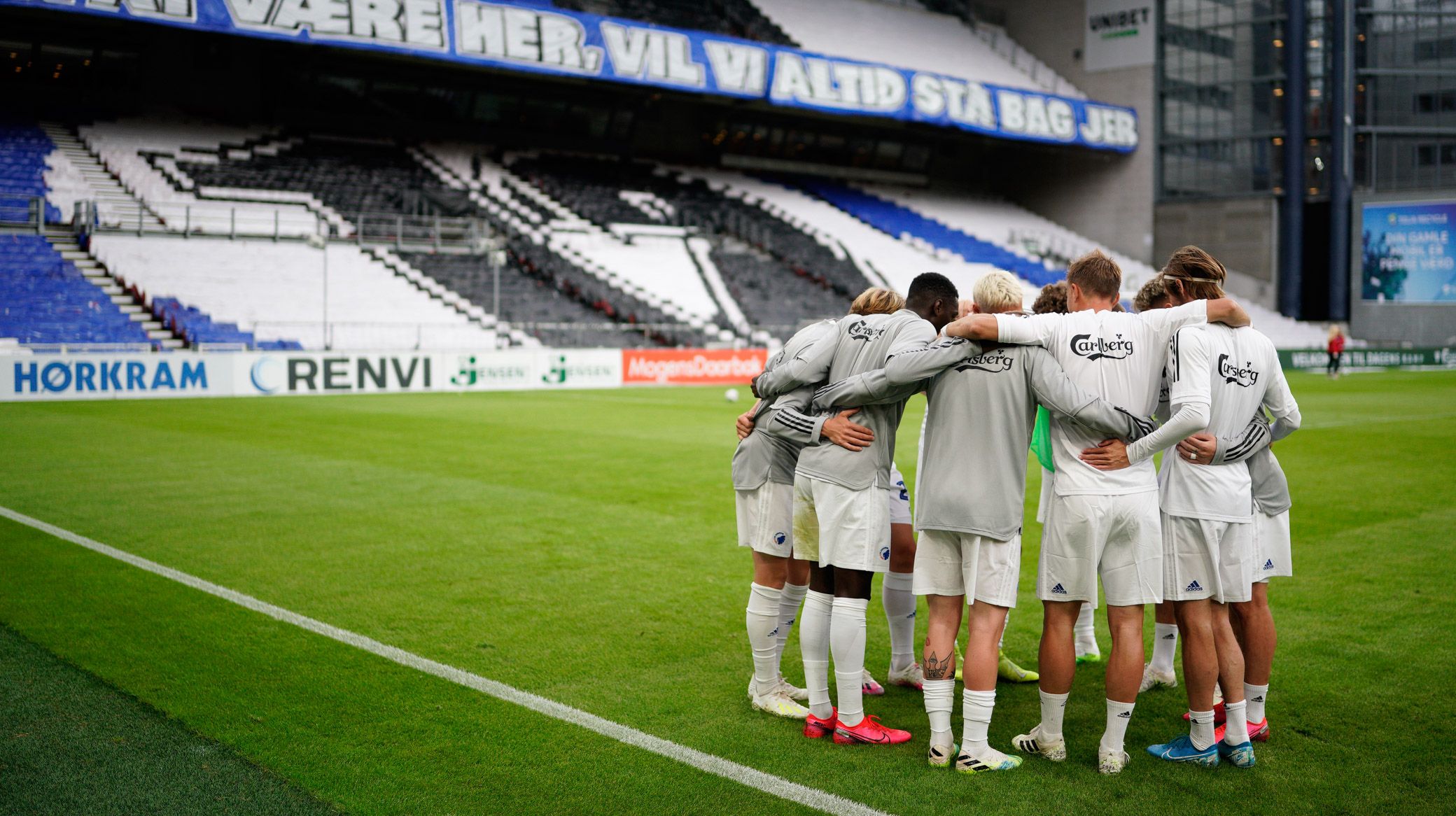 Spillerne samles før kickoff