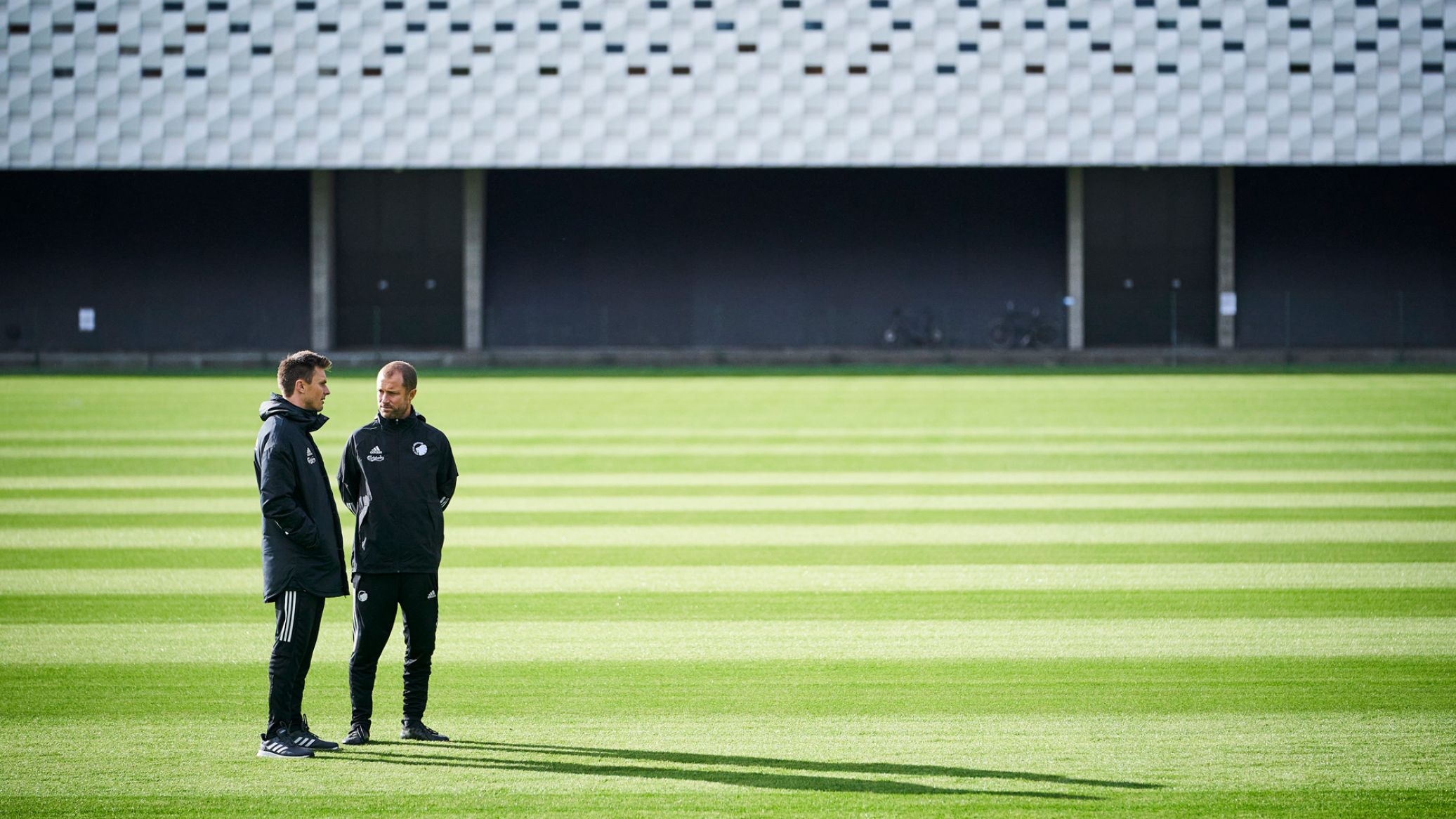 Hjalte Nørregaard og William Kvist på træningsbanen