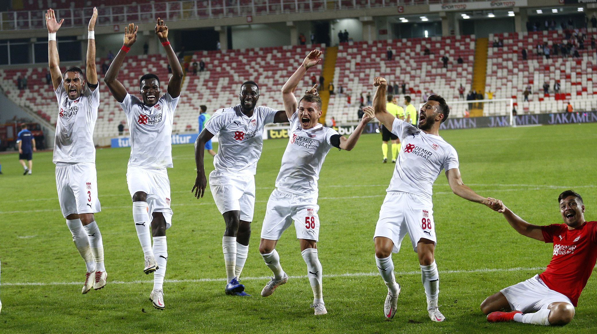 Sivasspor-spillerne jubler efter sejren over Dinamo Batumi Sivasspor-spillerne jubler efter sejren over Dinamo Batumi