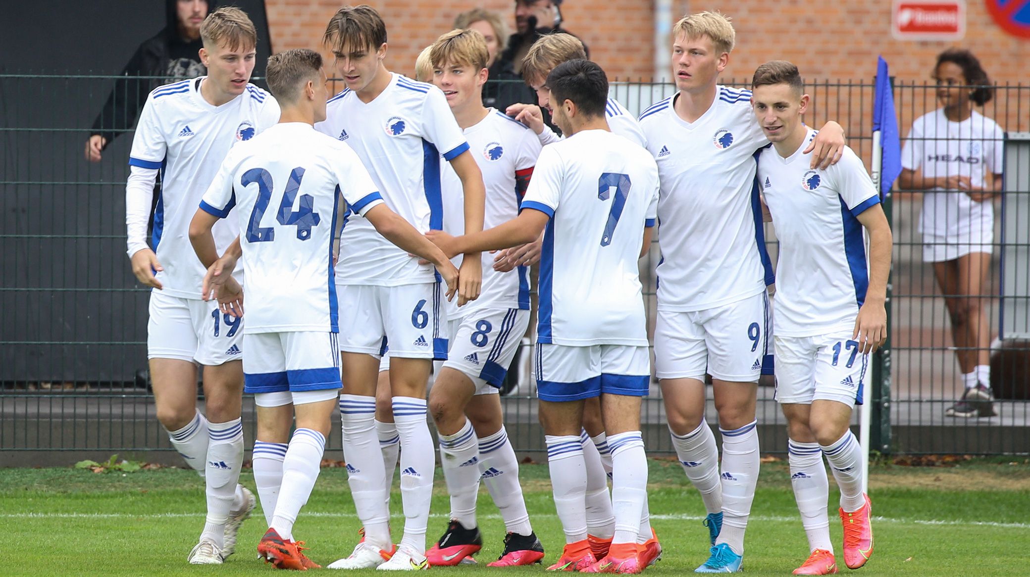 U19 spillerne jubler efter en scoring U19 spillerne jubler efter en scoring