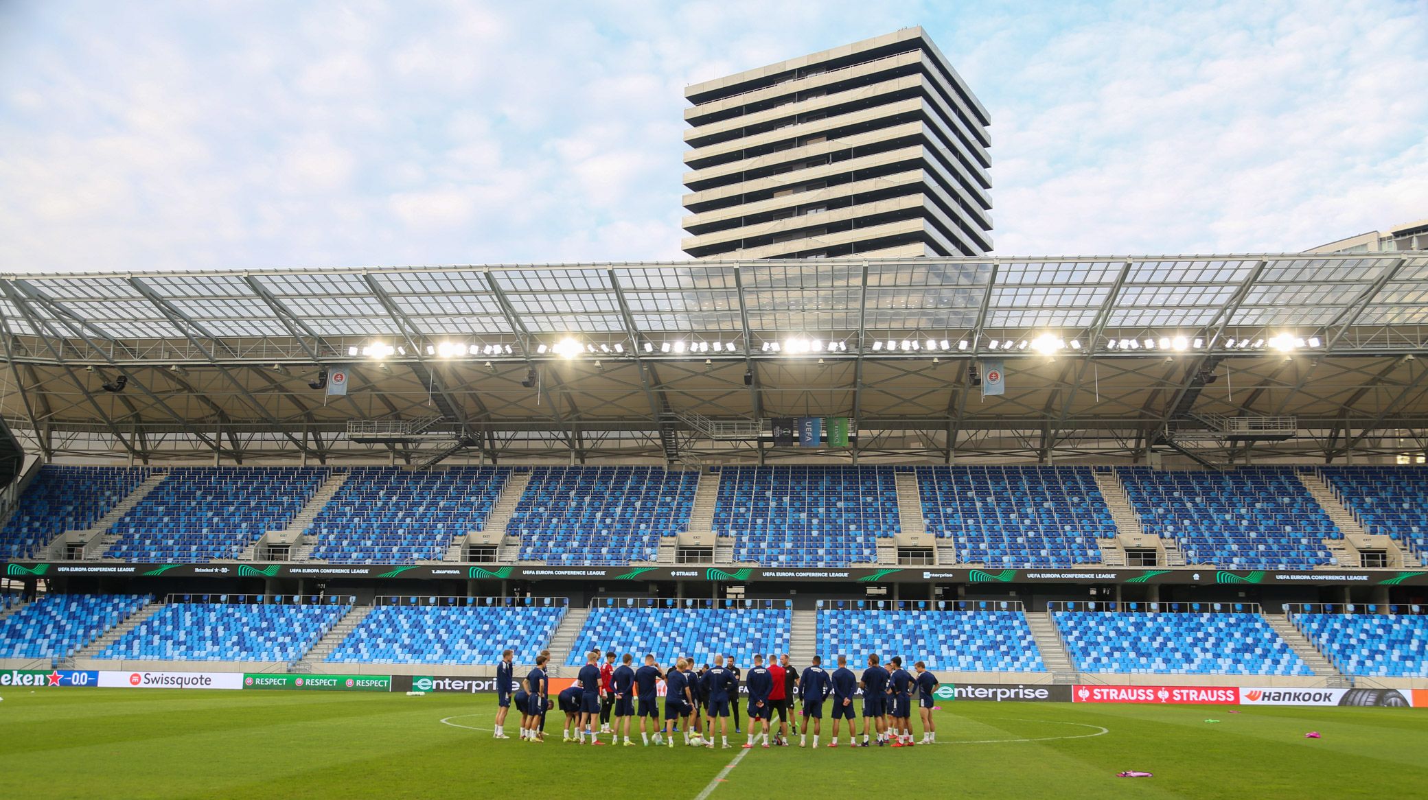 Truppen samlet på Národný futbalový štadión