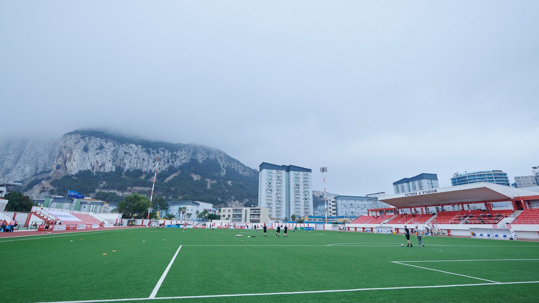 Victoria Stadium med Gibraltar-klippen i baggrunden Victoria Stadium med Gibraltar-klippen i baggrunden