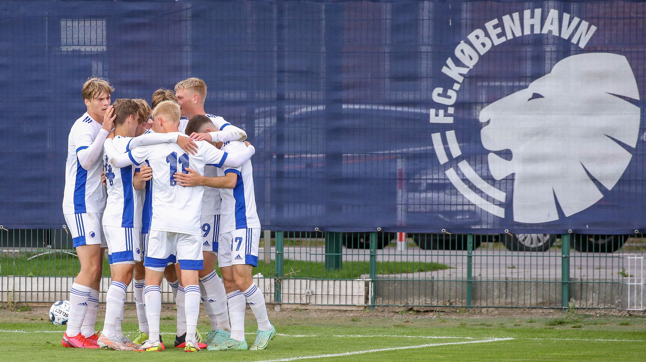 U19 jubler efter en scoring U19 jubler efter en scoring