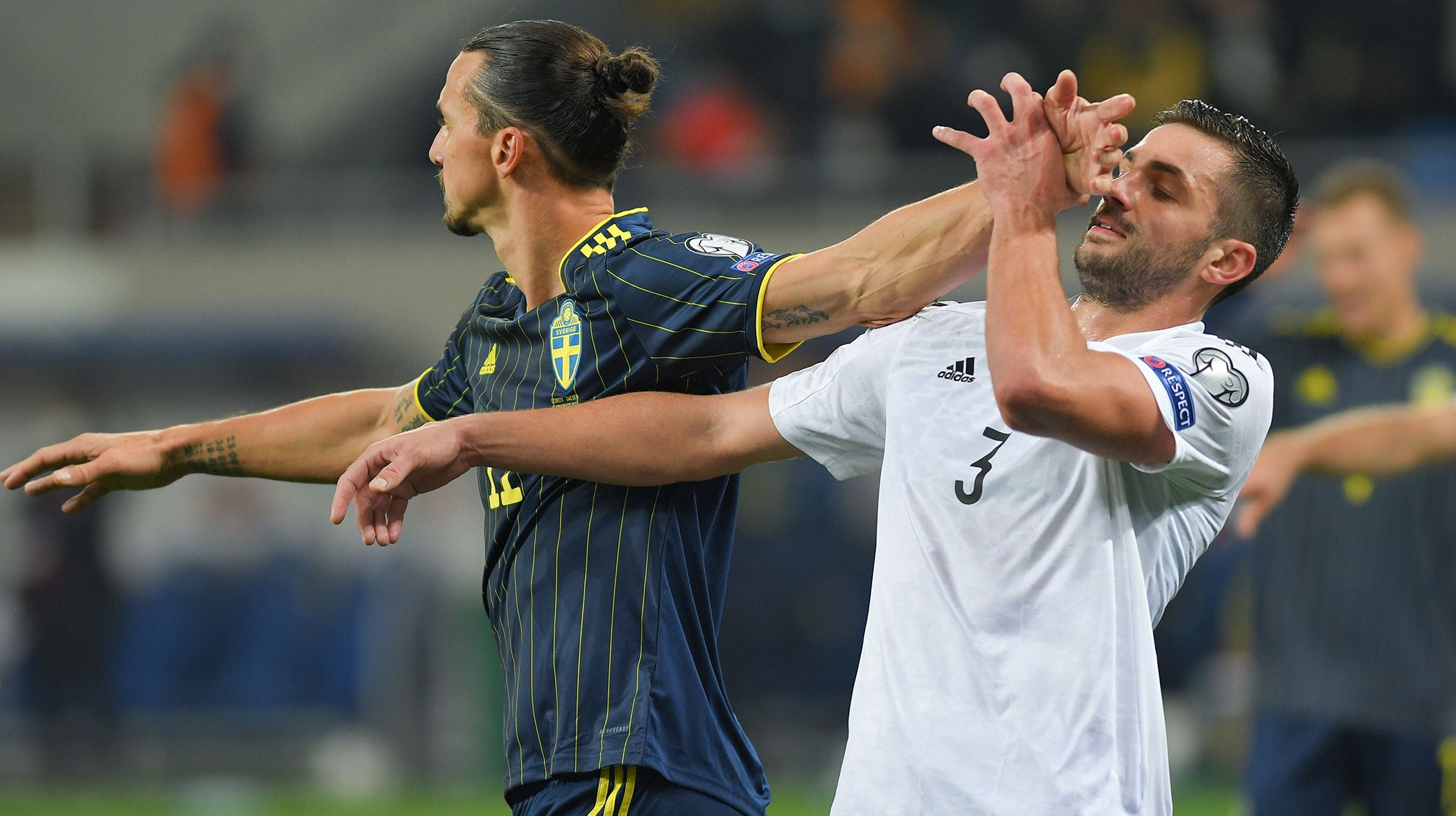 David Khocholava i duel med Zlatan Ibrahimovic David Khocholava i duel med Zlatan Ibrahimovic