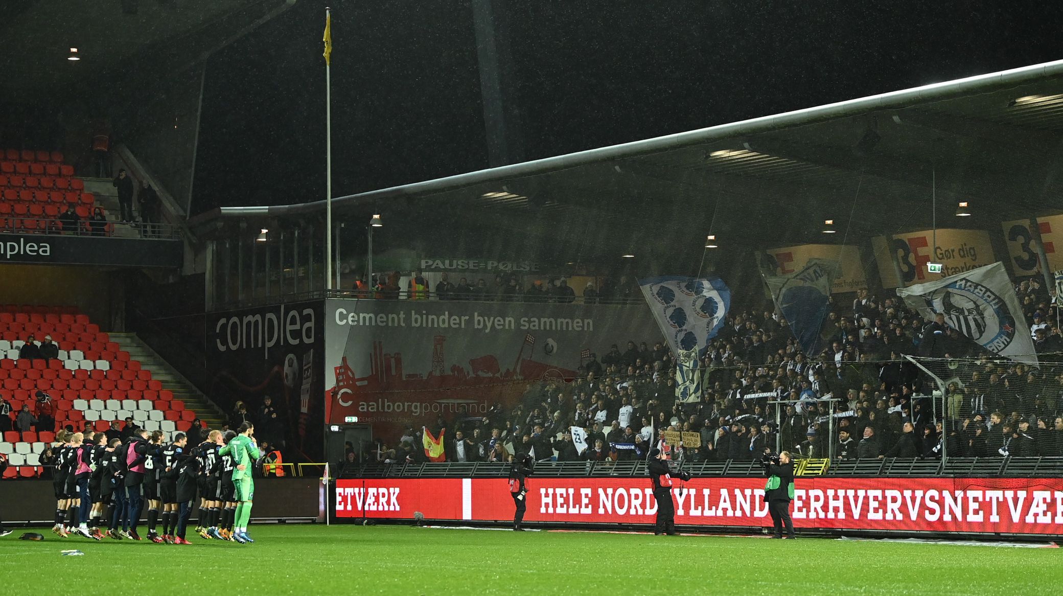 Spillerne takker fansene efter kampen Spillerne takker fansene efter kampen