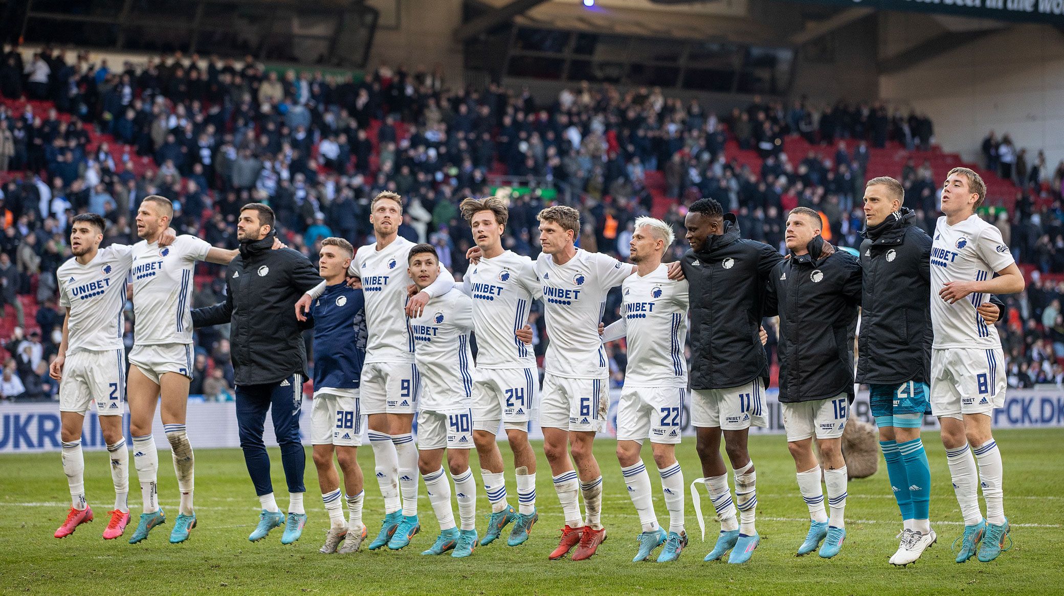 Spillerne jubler med fansene Spillerne jubler med fansene
