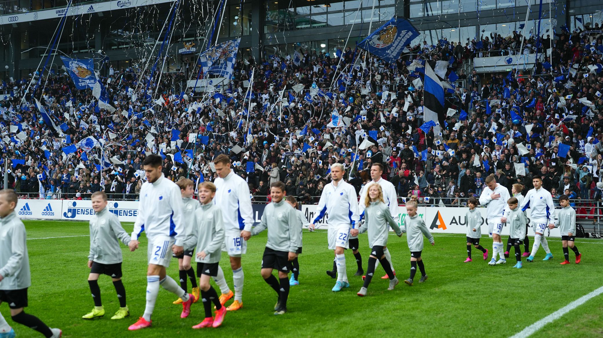 Spillerne går på banen med indmarchbørn fra Klub Leo Spillerne går på banen med indmarchbørn fra Klub Leo