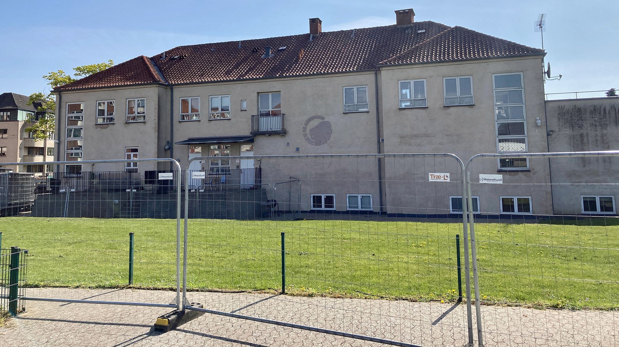 Nummer 10 set fra den høj, hvor der nu opføres en ny bygning Nummer 10 set fra den høj, hvor der nu opføres en ny bygning