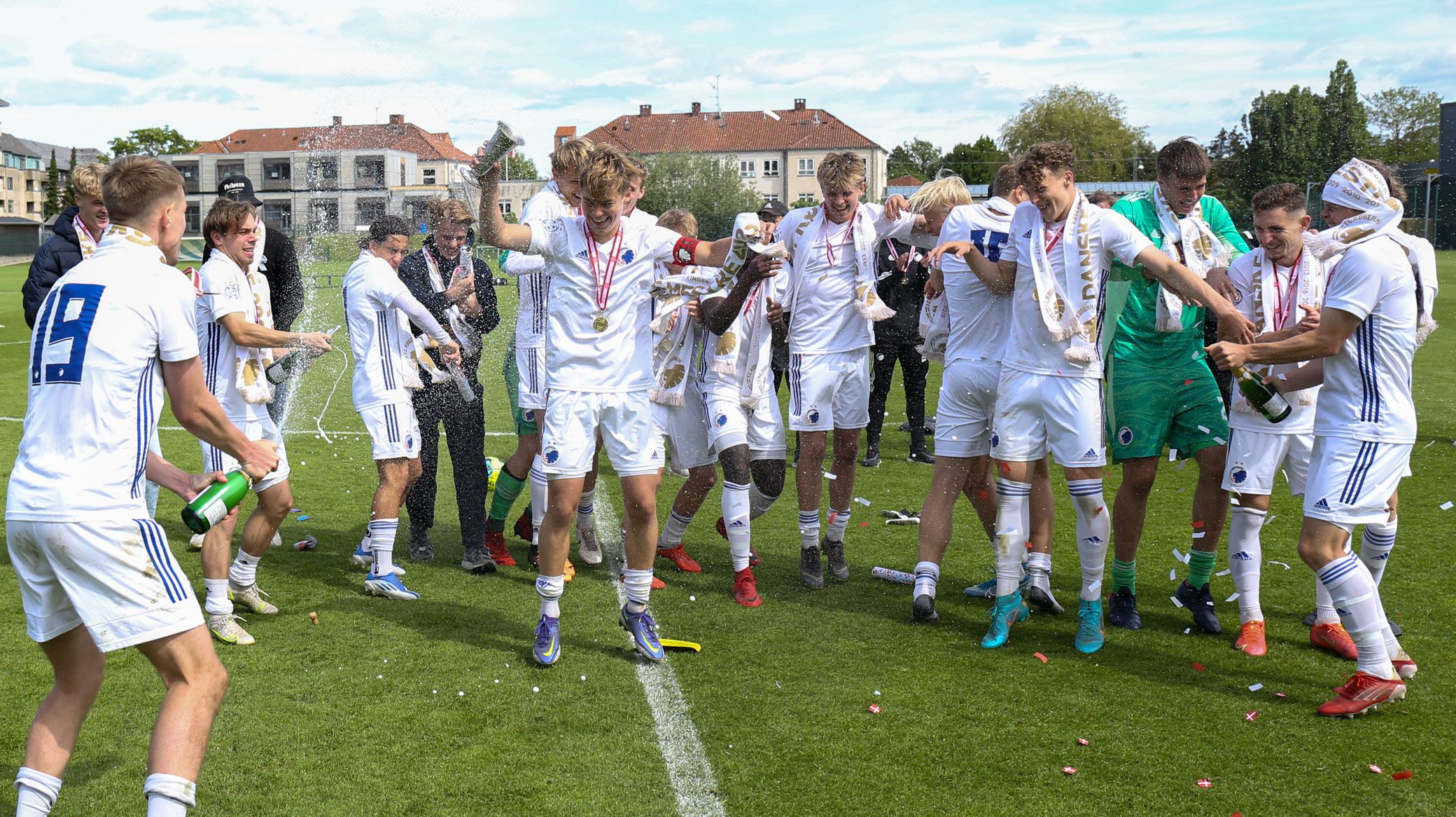U19 fejrer mesterskabet U19 fejrer mesterskabet