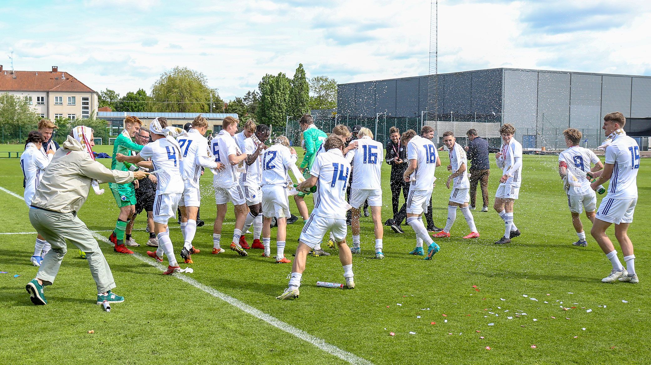 U19 fejrer mesterskabet U19 fejrer mesterskabet