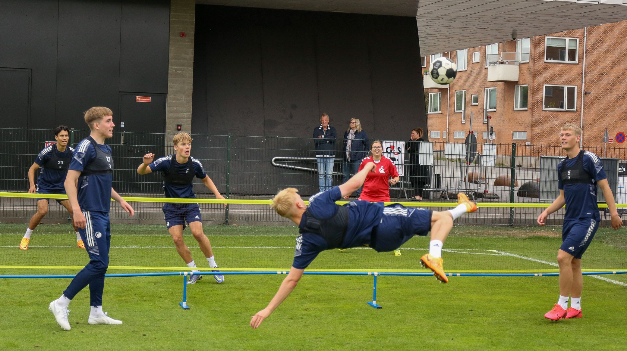 Hákon Arnar Haraldsson i et akrobatisk fodtennis-smash