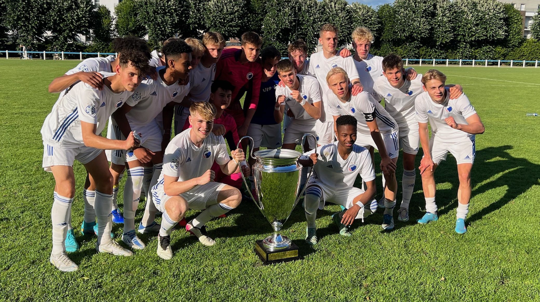 U17-holdet med pokalen i Frankrig