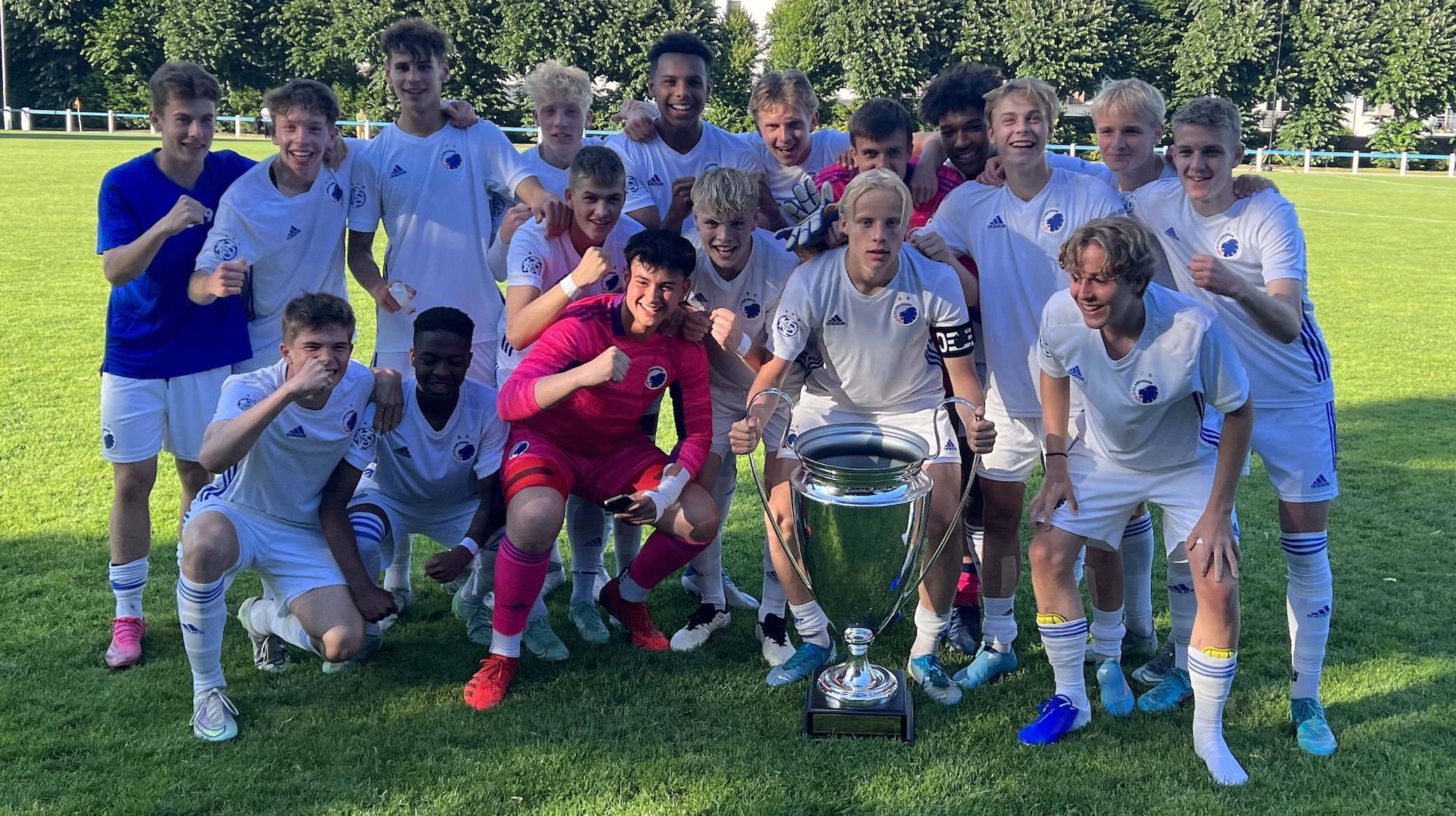 U17-holdet med pokalen i Frankrig! U17-holdet med pokalen i Frankrig!