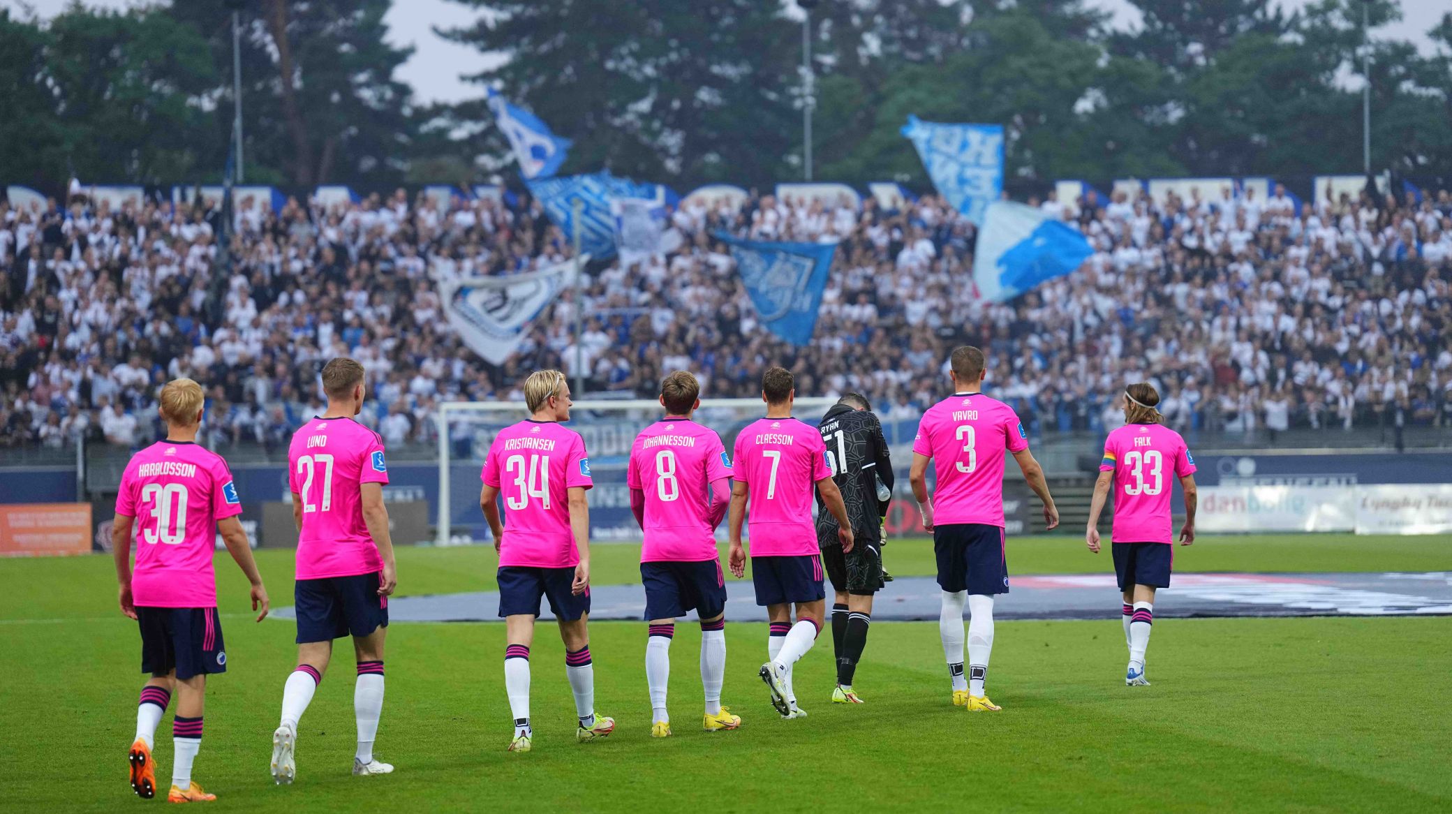 Spillerne går på banen Spillerne går på banen