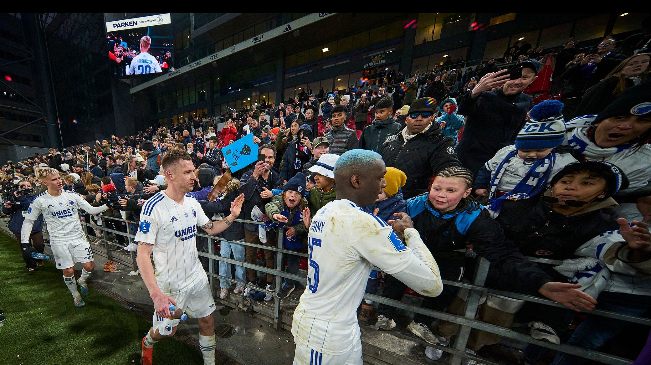 Spillerne takker fansene efter kampen Spillerne takker fansene efter kampen