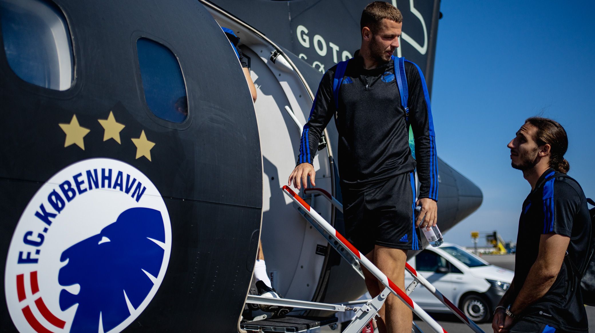 Denis Vavro og Kamil Grabara boarder det chartrede fly i Københavns Lufthavn Denis Vavro og Kamil Grabara boarder det chartrede fly i Københavns Lufthavn