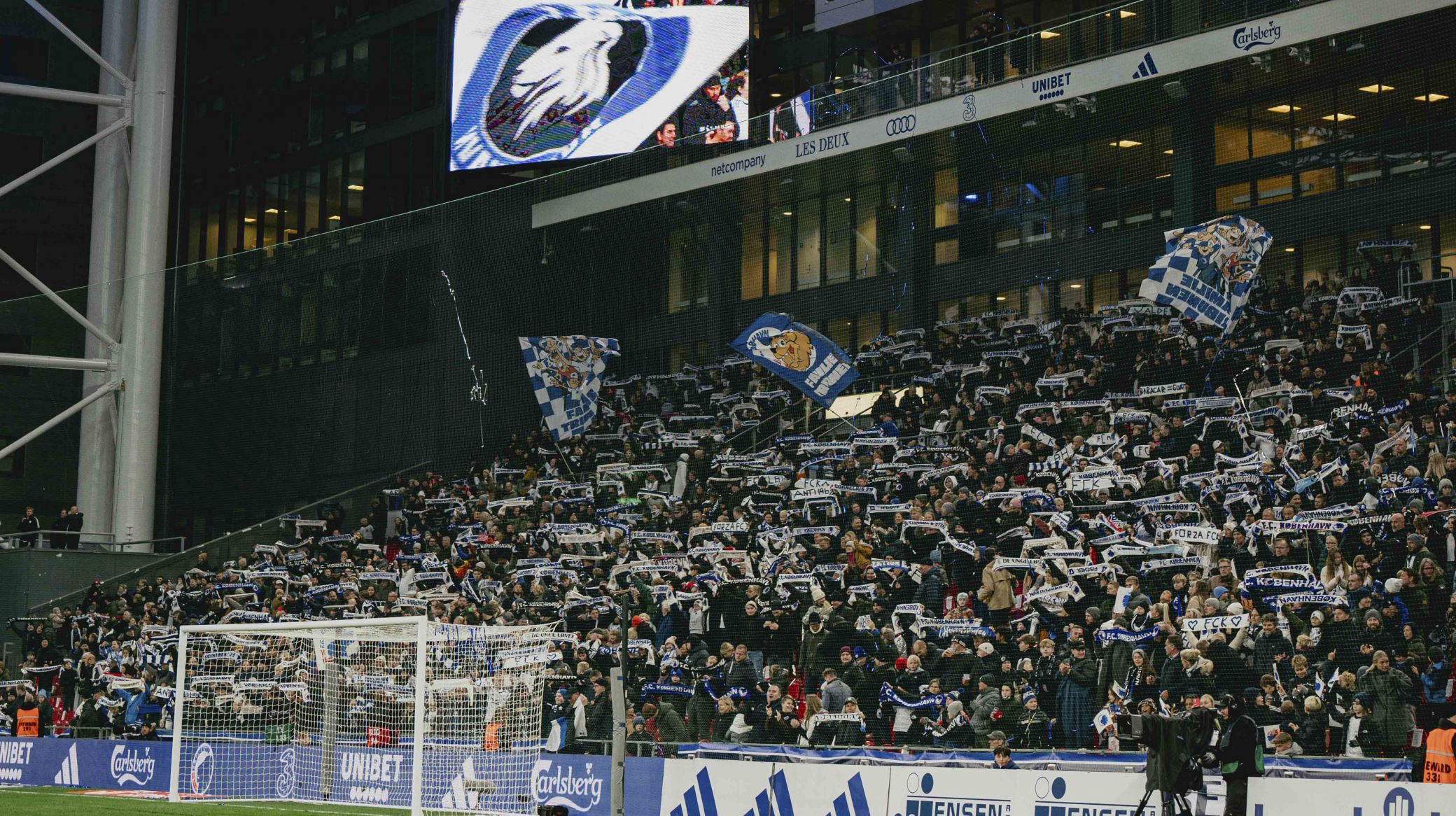 Halstørklæde-tifo på Familietribunen