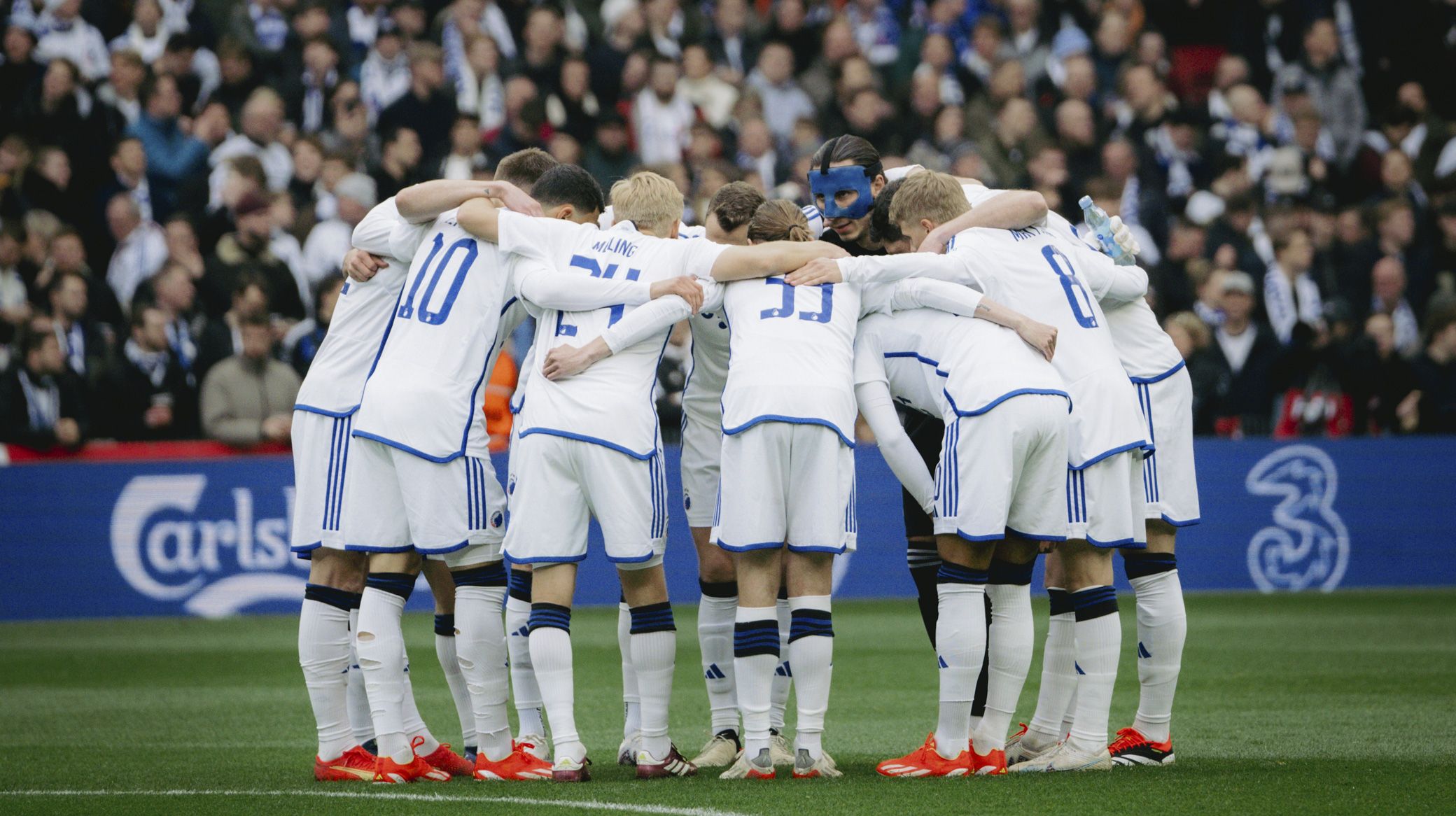 Spillerne samles før kickoff