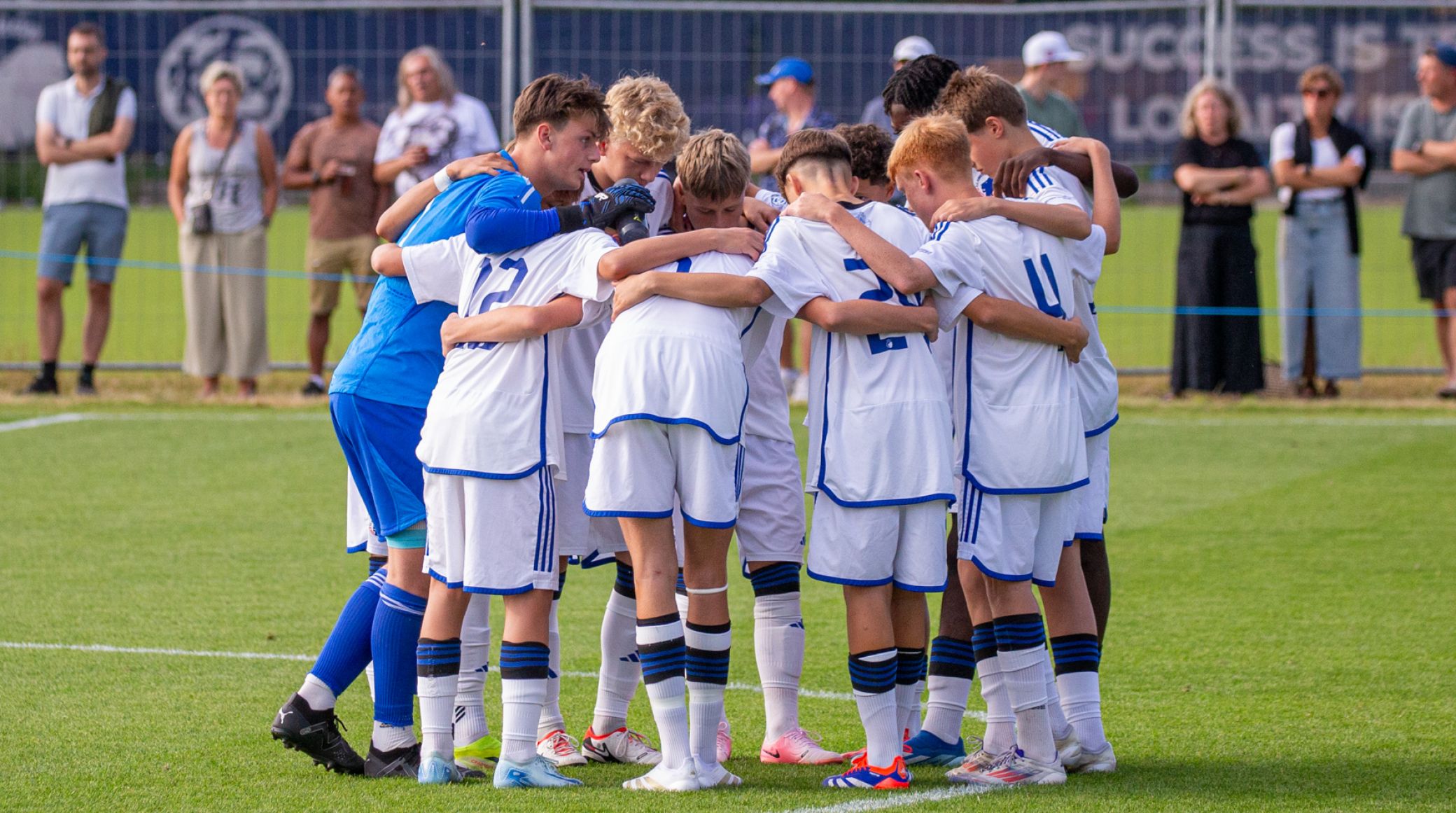 U15-holdet samles før kickoff U15-holdet samles før kickoff