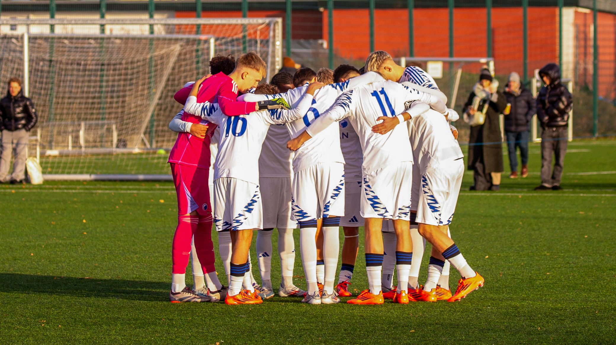 U17 samles før kickoff U17 samles før kickoff