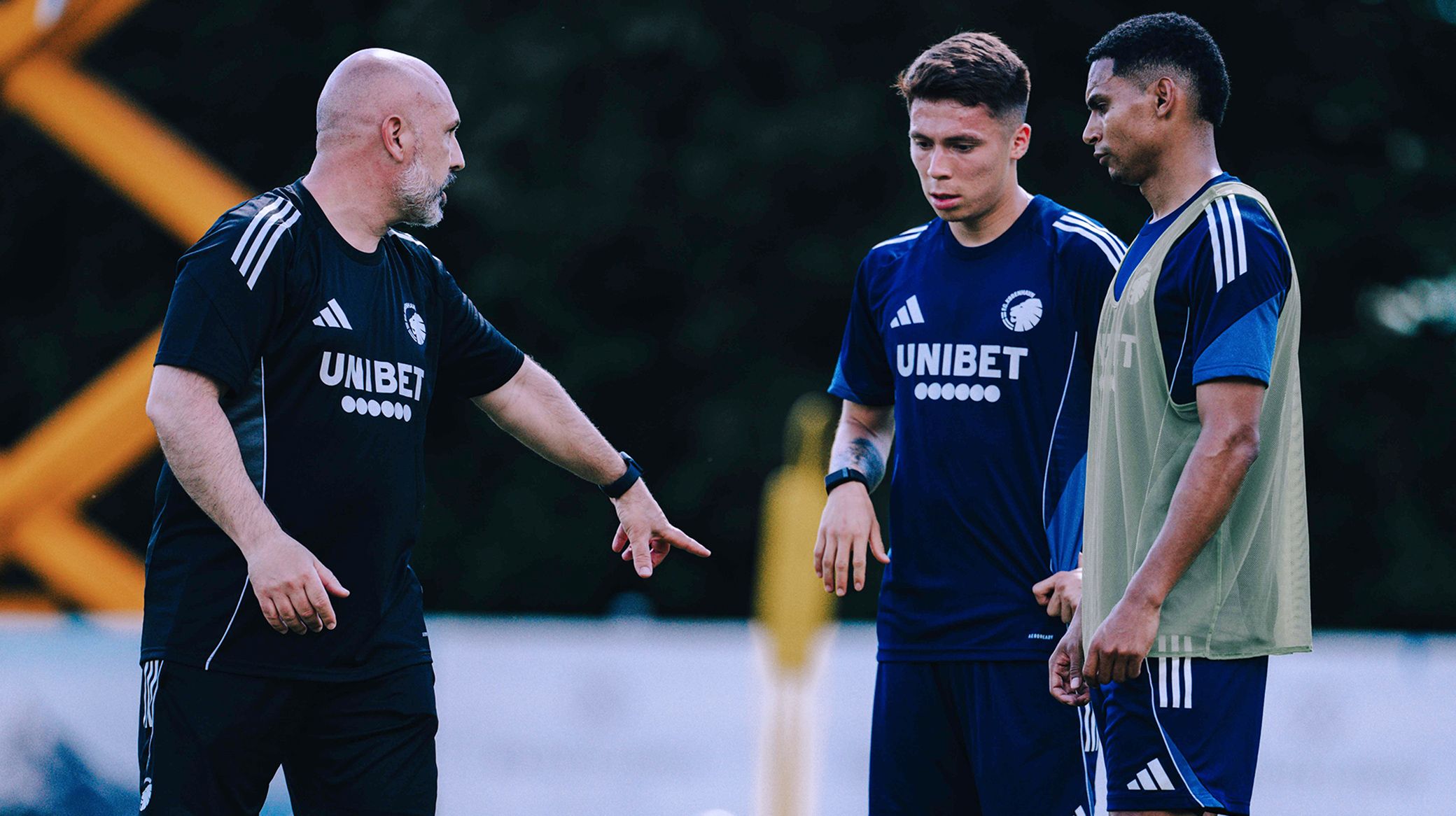 Sergio Almenara på træningsbanen i Østrig med Rodrigo Huescas og Marcos Lopez Sergio Almenara på træningsbanen i Østrig med Rodrigo Huescas og Marcos Lopez