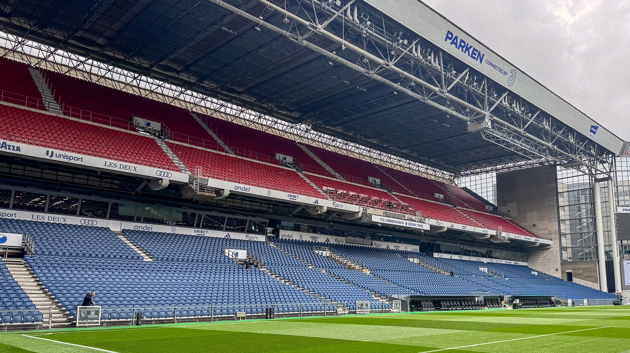 Parkens Nedre A-tribune med de nye, blå sæder