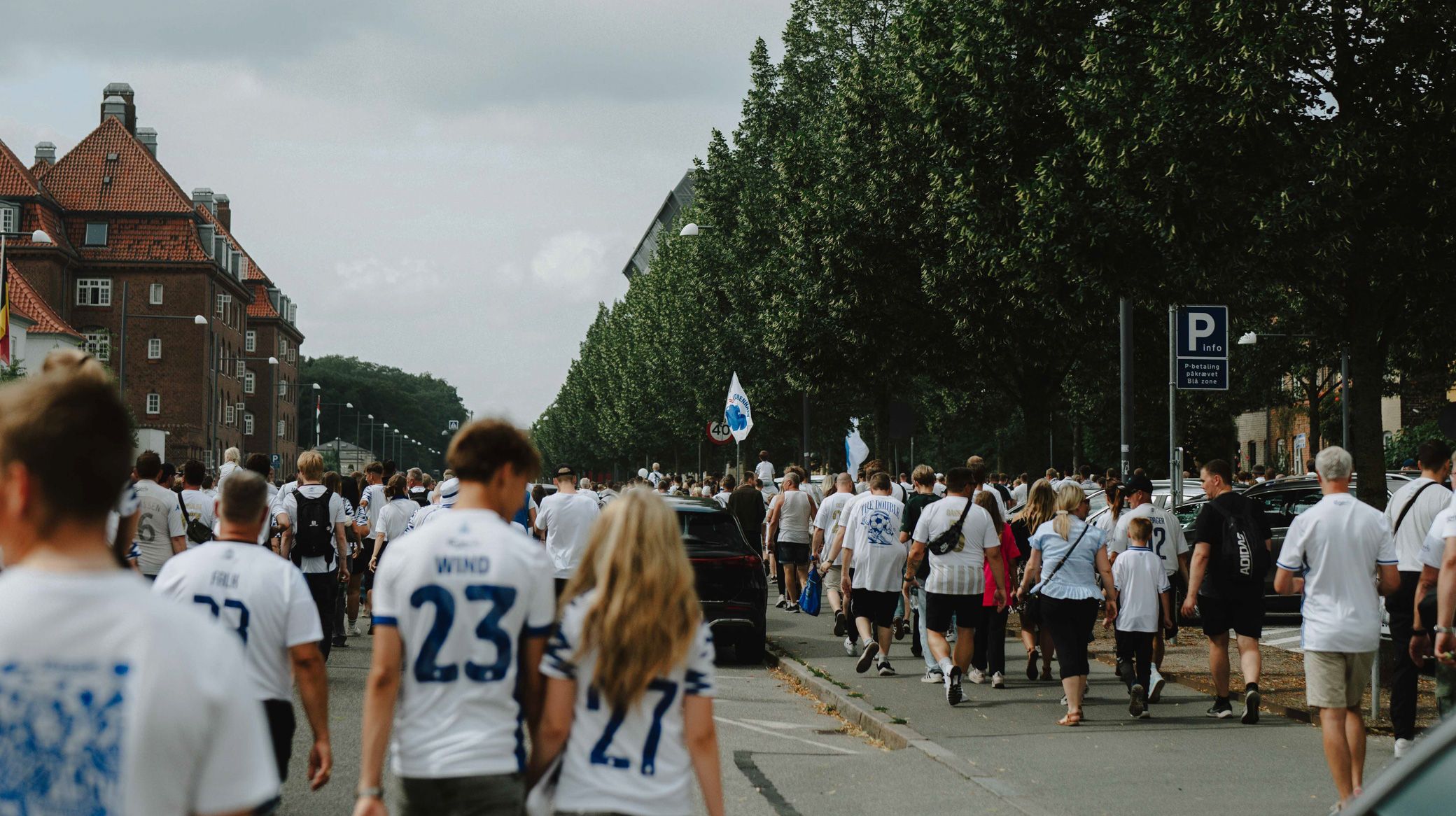 Fanklubbens fanmarch til Parken gennem Københavns gader