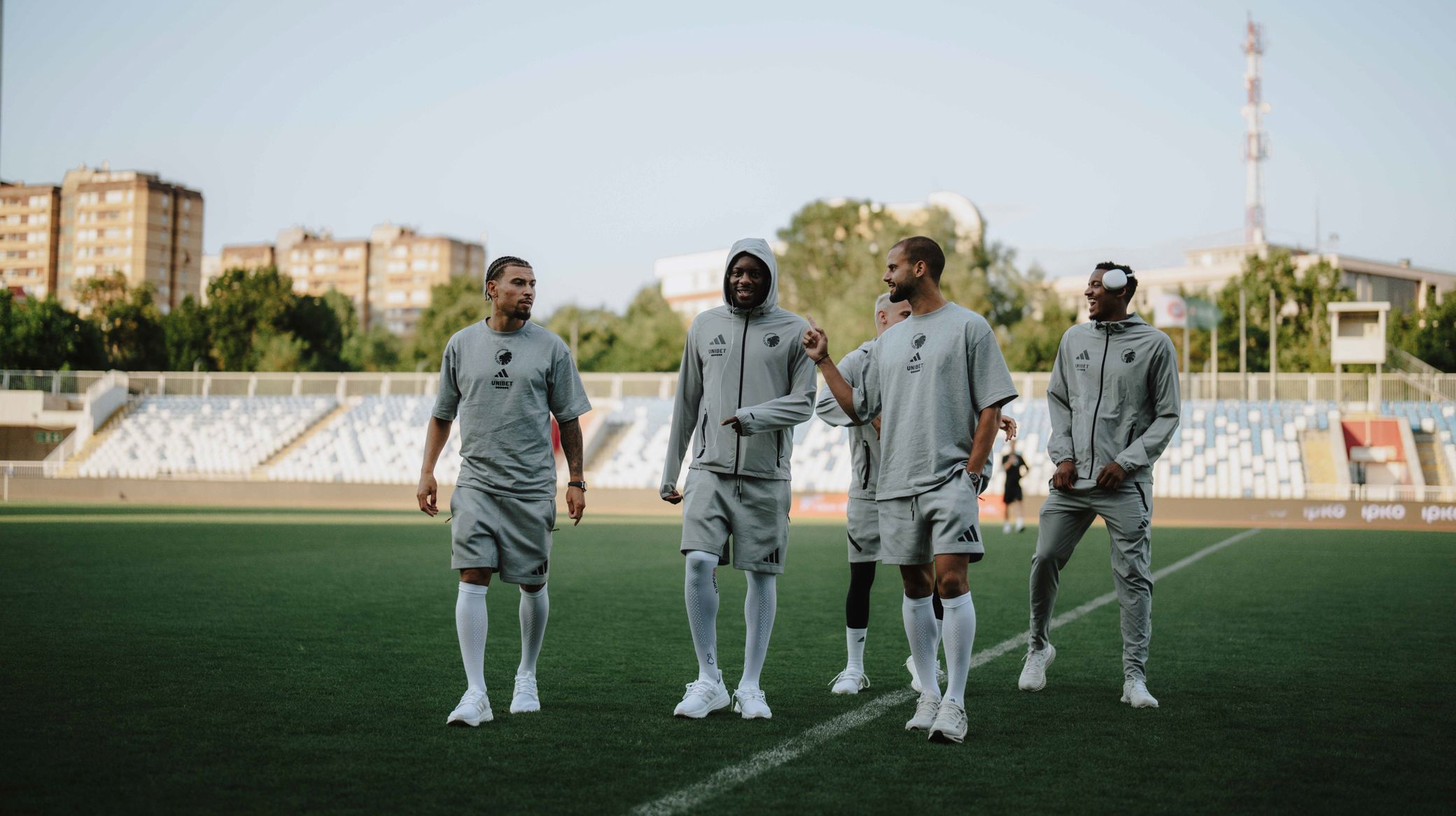 Spillerne tjekker banen på Stadiumi Fadil Vokrri i Pristina