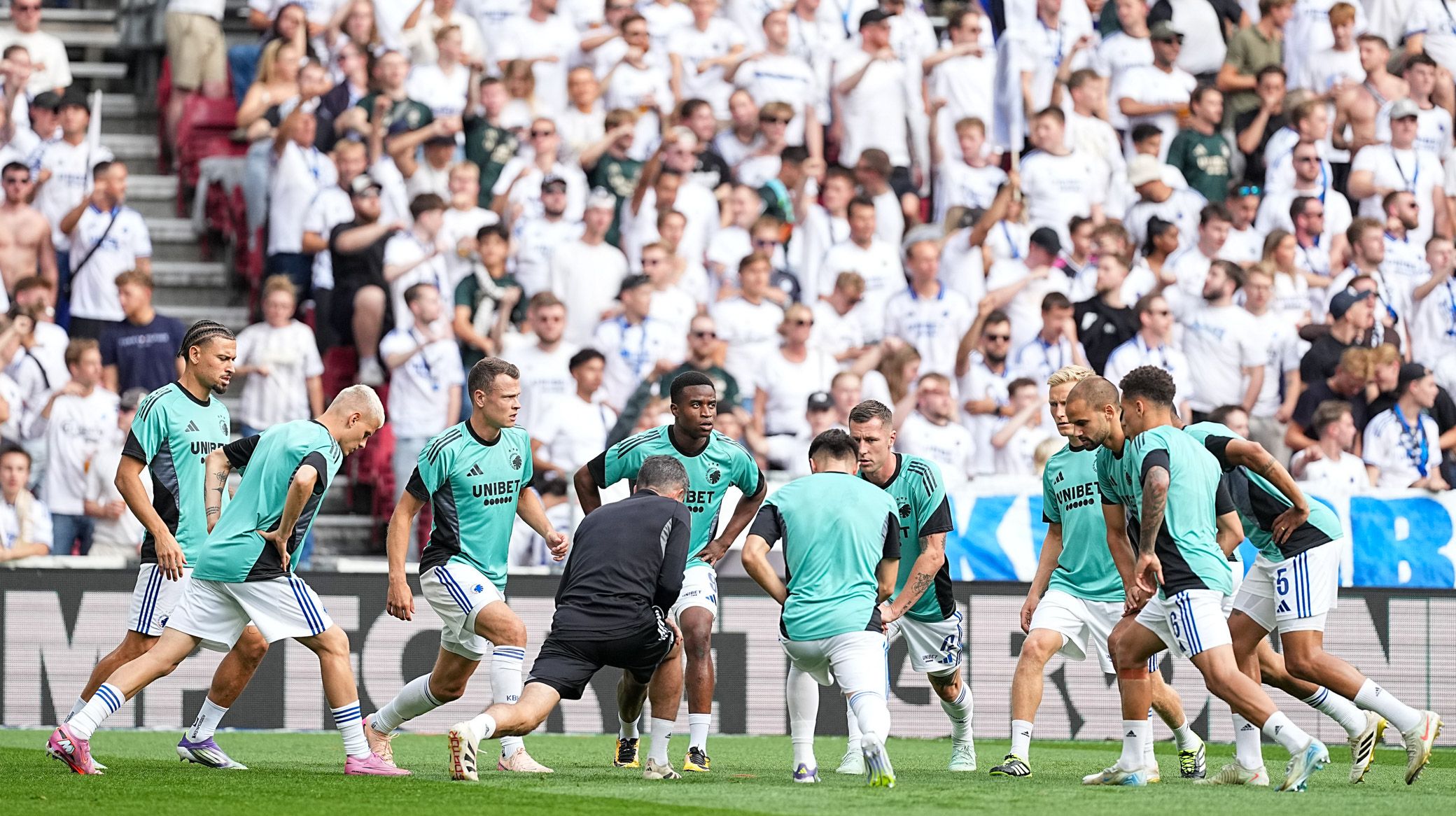 Spillerne varmer op i Parken