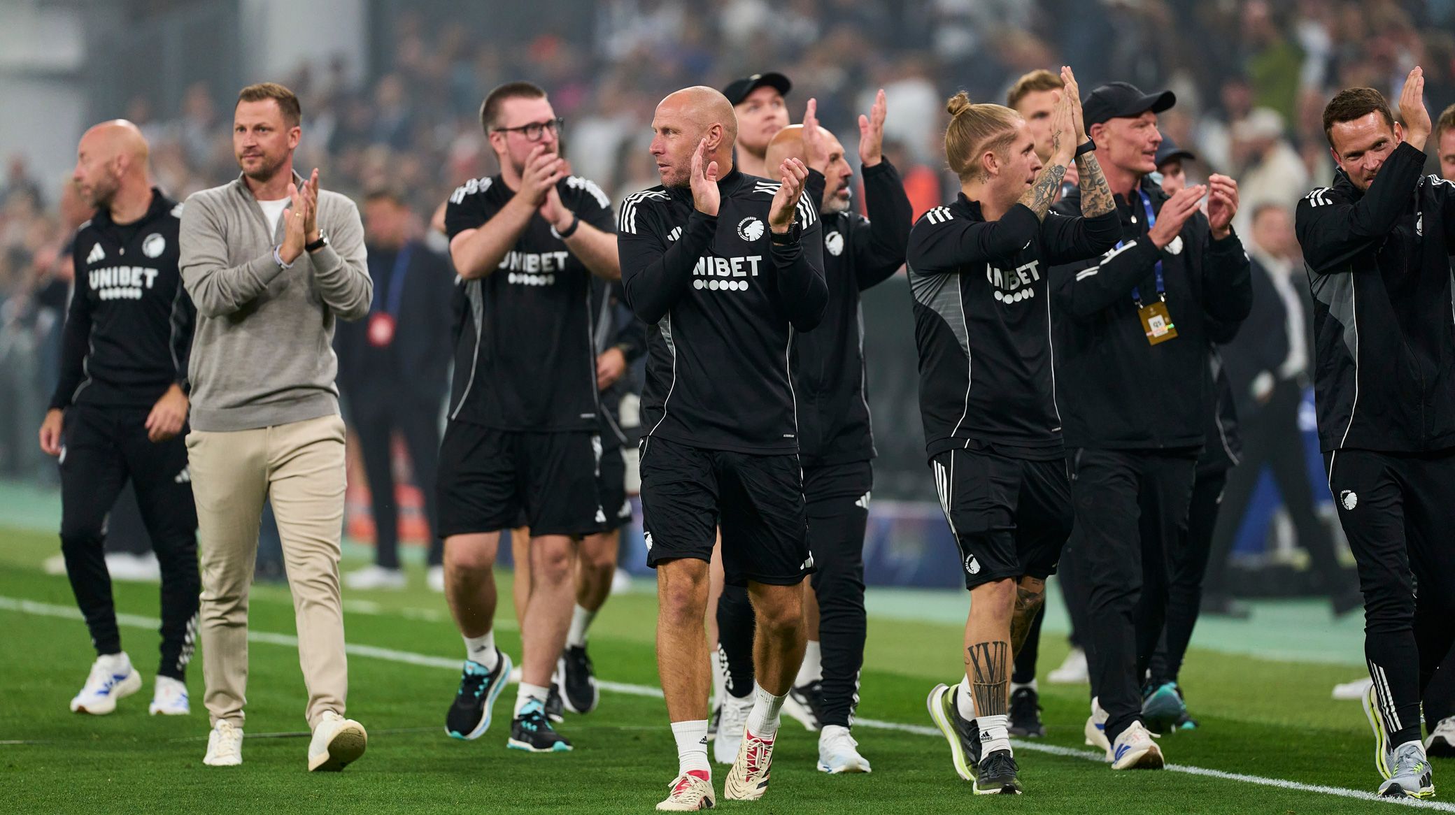 Jacob Neestrup og staben takker fansene efter kampen Jacob Neestrup og staben takker fansene efter kampen
