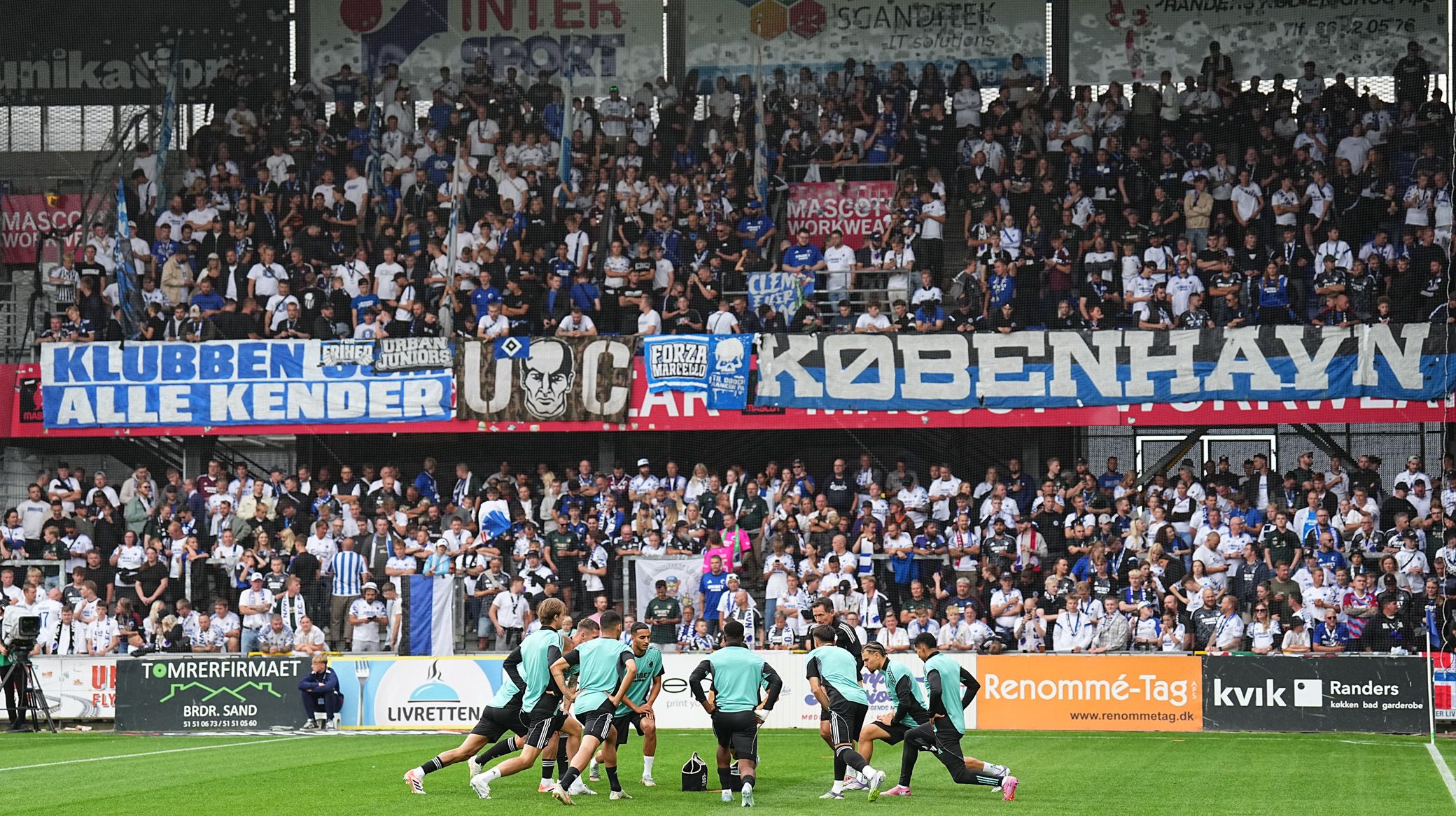 Spillerne varme op foran udeafsnittet