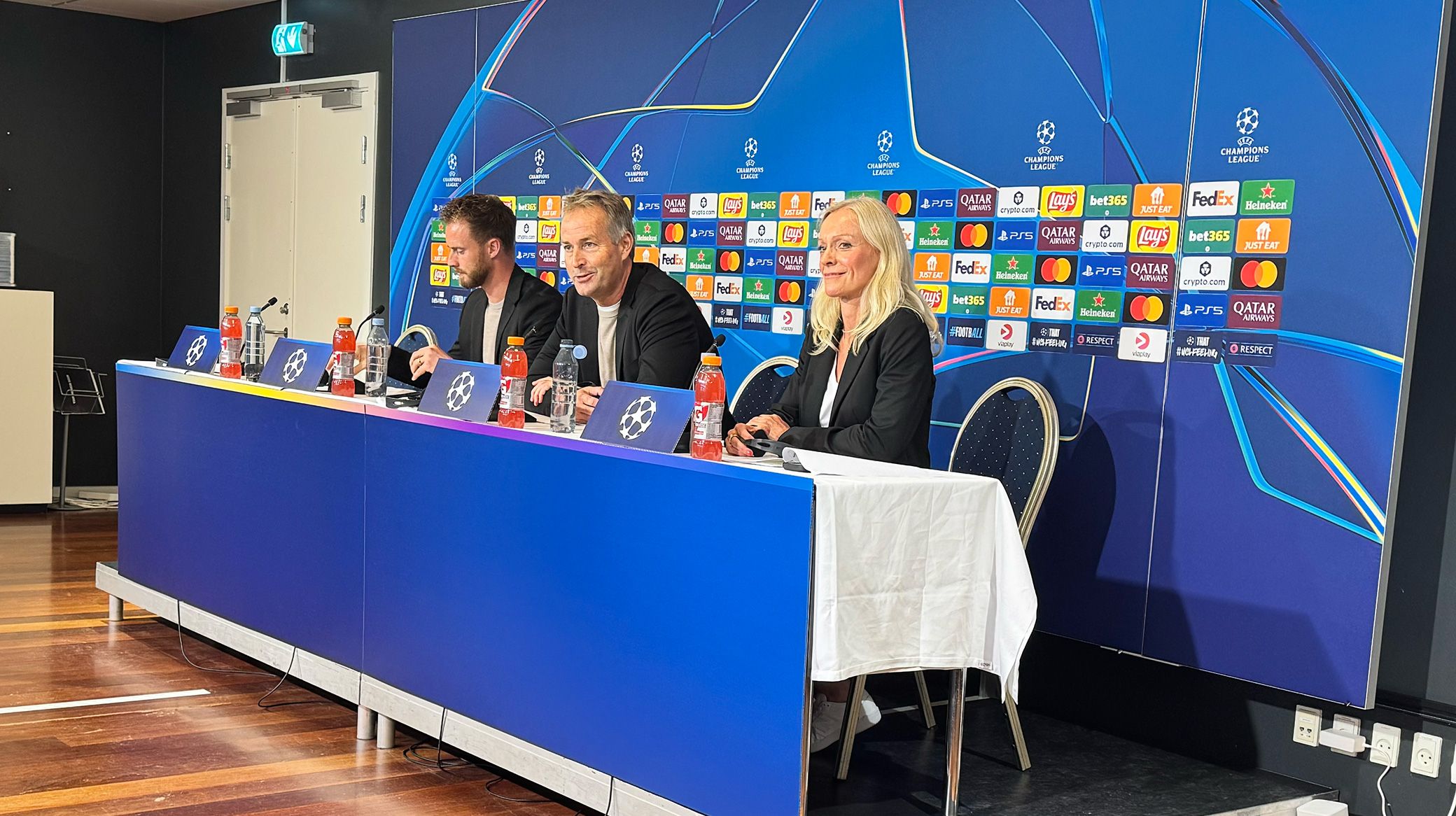 Bayer Leverkusens pressekonference med Kasper Hjulmand og Mark Flekken på podiet