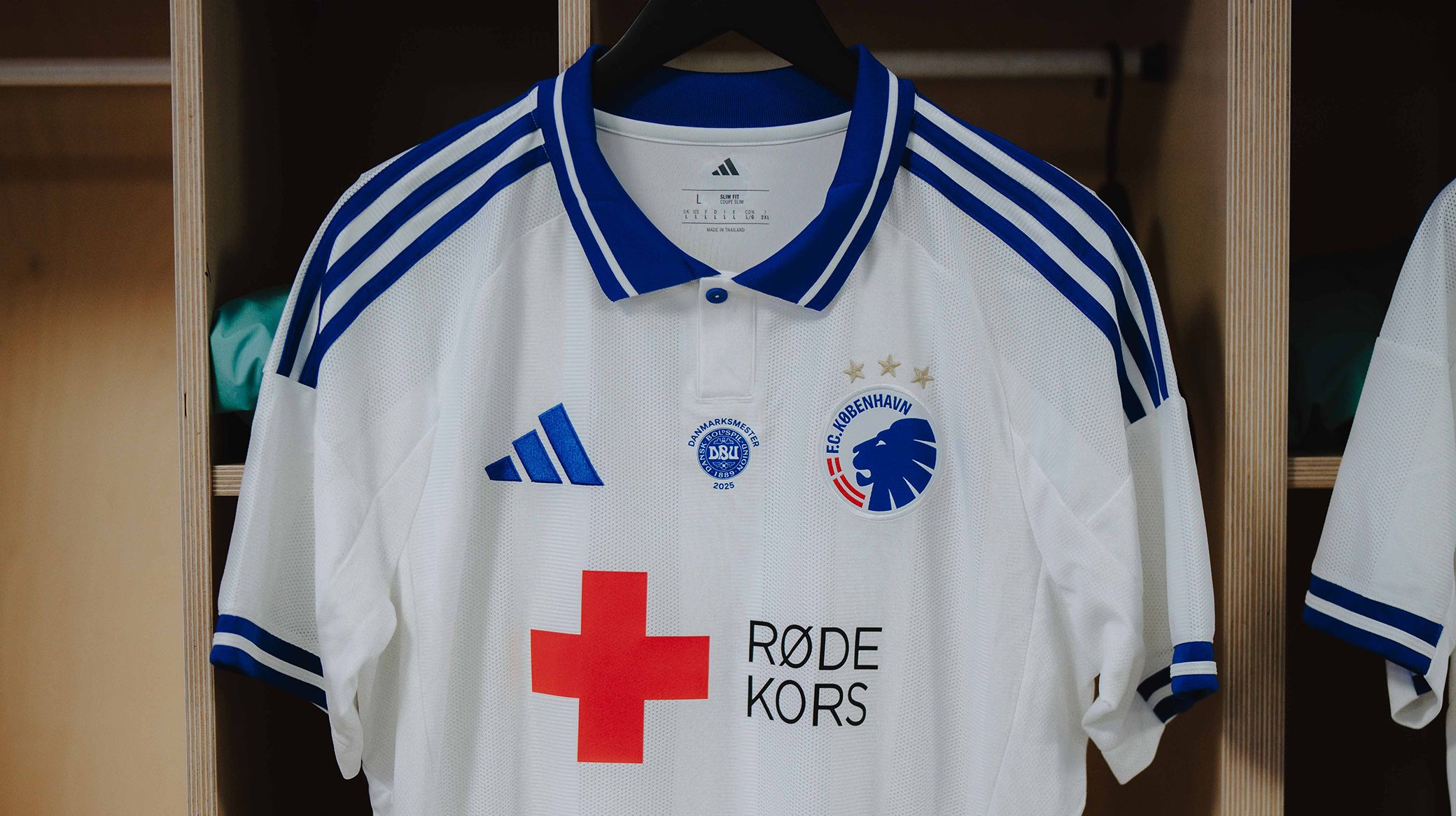 F.C. København-hjemmebanetrøje til støtte for Røde Kors F.C. København-hjemmebanetrøje til støtte for Røde Kors