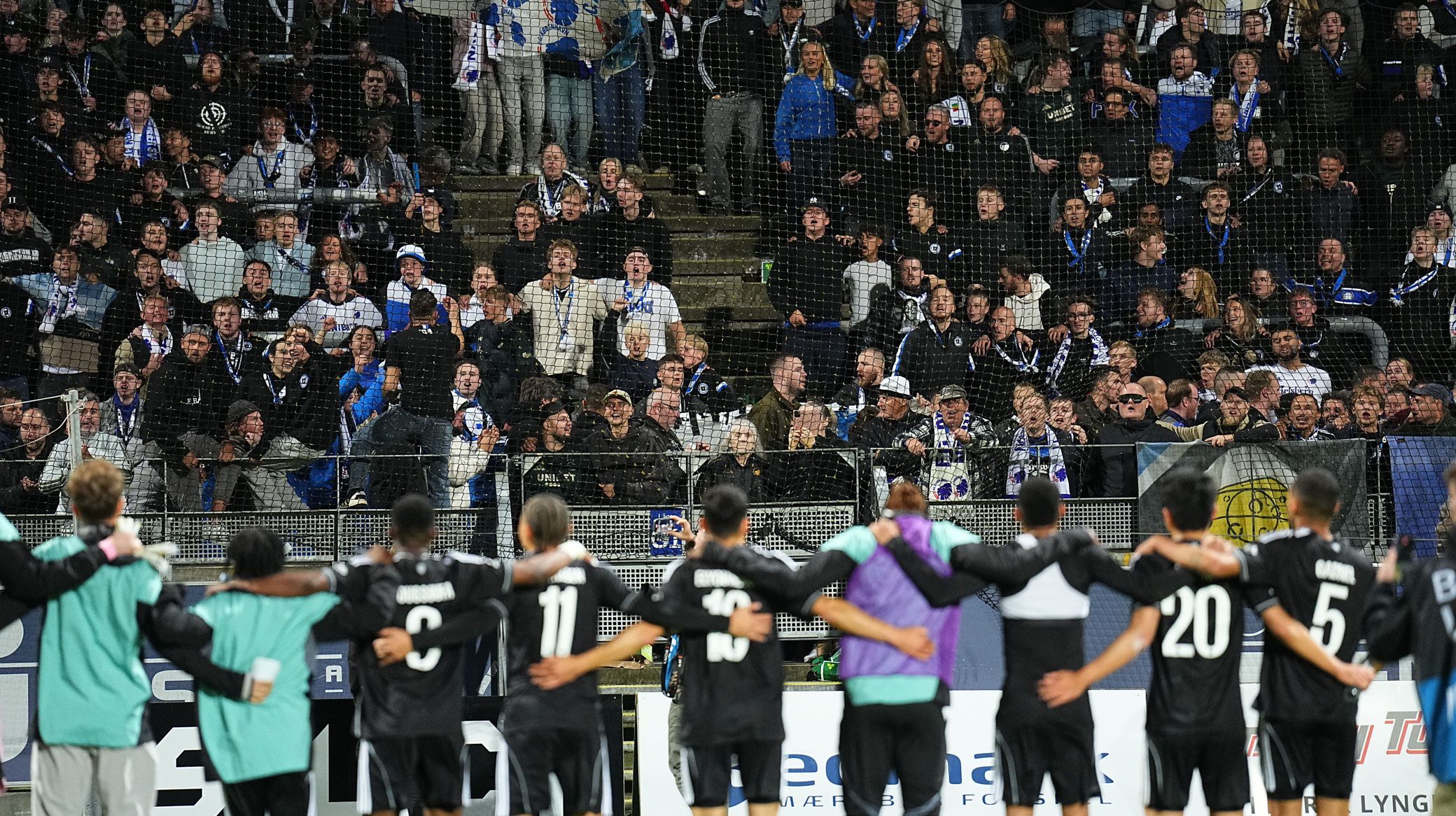 Spillerne jubler med fansene efter kampen