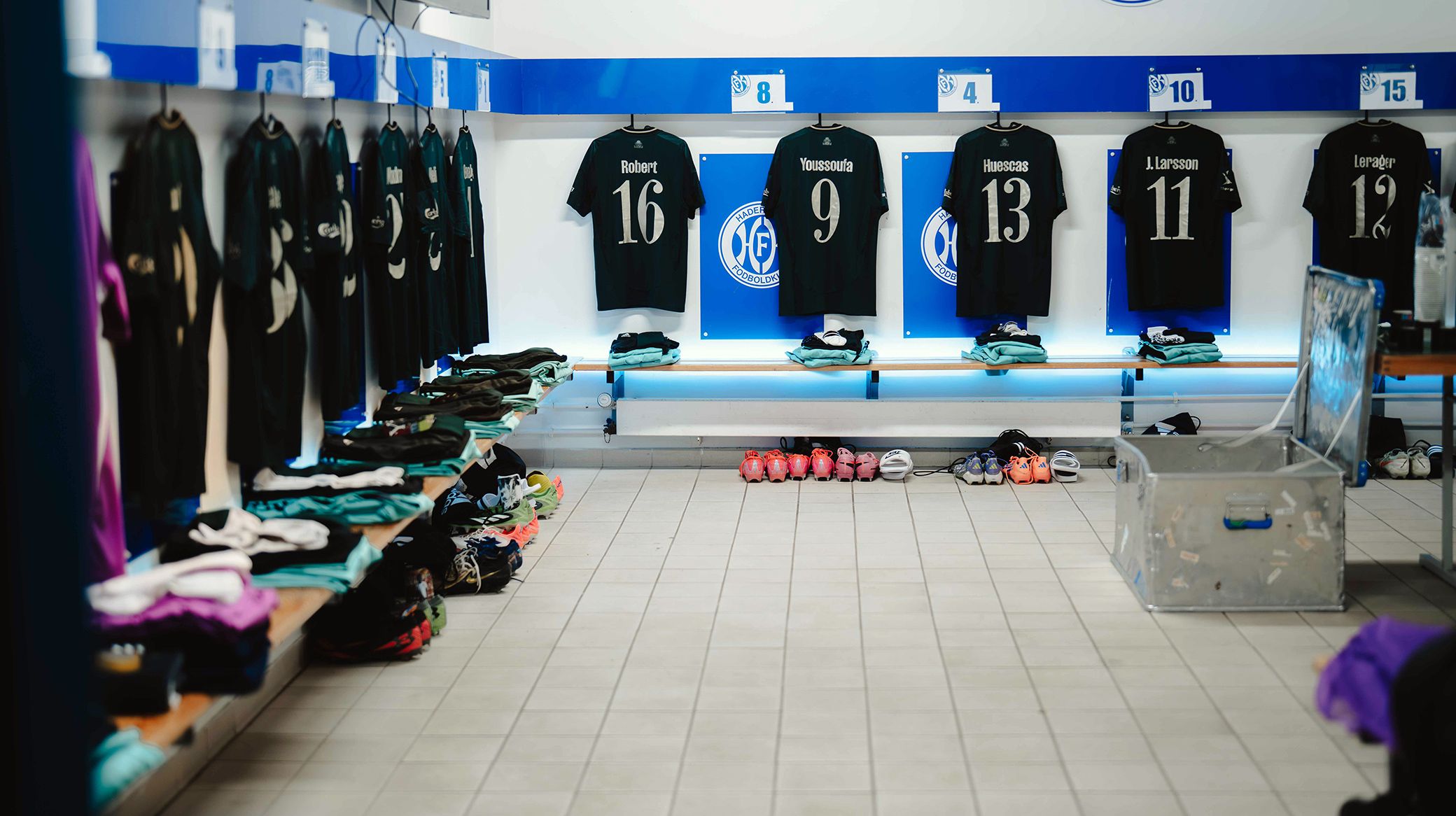 F.C. København-trøjer i omklædningsrummet