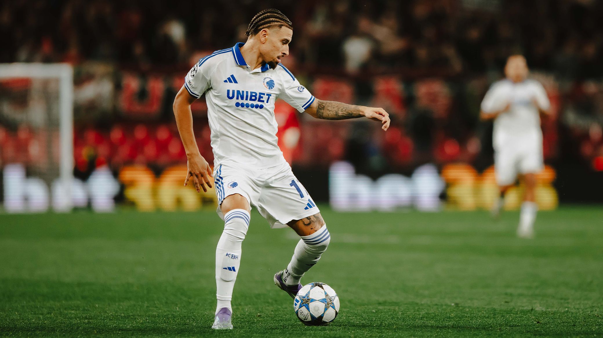 Jordan Larsson i aktion mod Bayer 04 Leverkusen