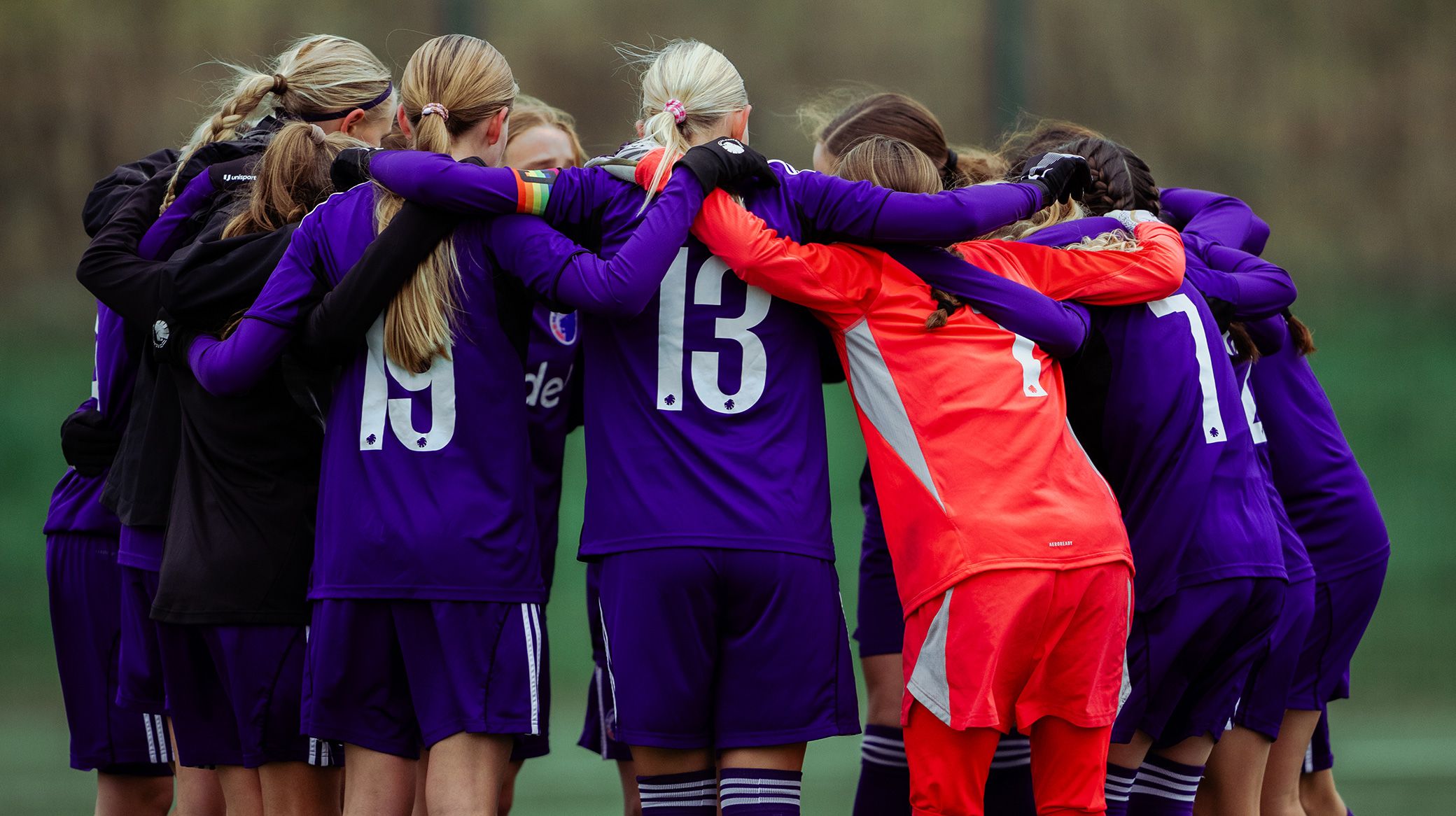 F.C. Københavns U13-piger samles før en kamp