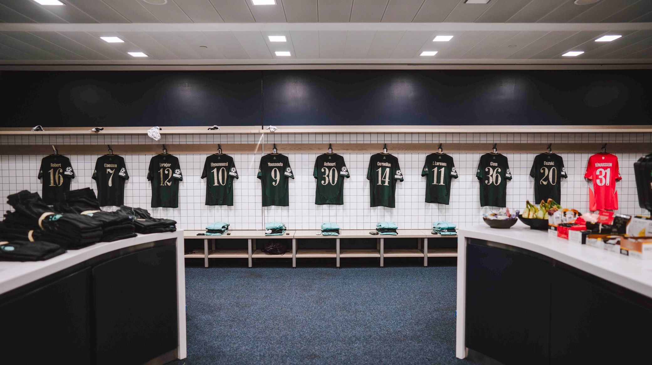 F.C. København-trøjer i omklædningsrummet