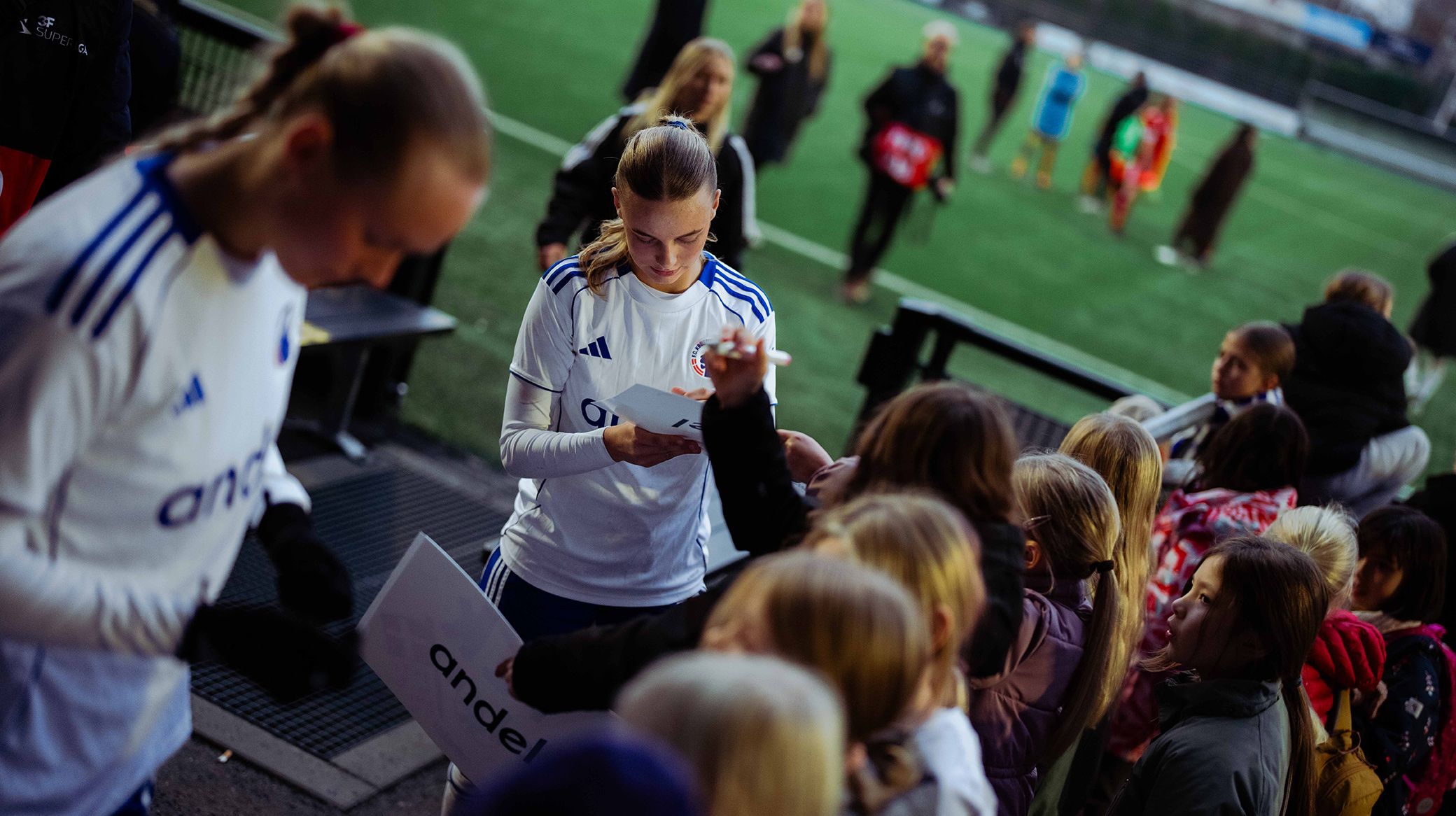 F.C. Københavns Løvinder giver autografer i Vanløse Idrætspark