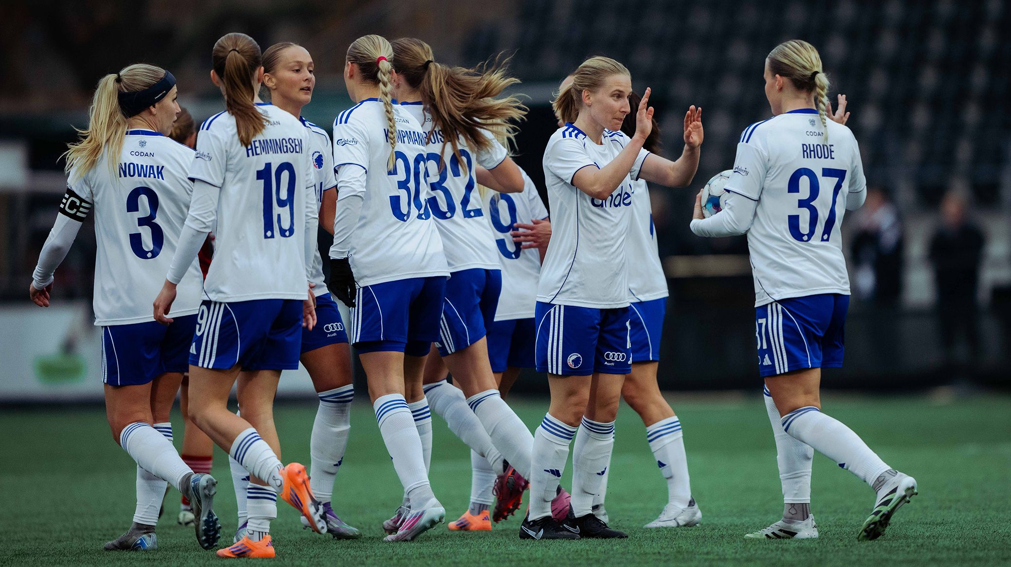 F.C. Københavns kvindehold jubler efter en scoring