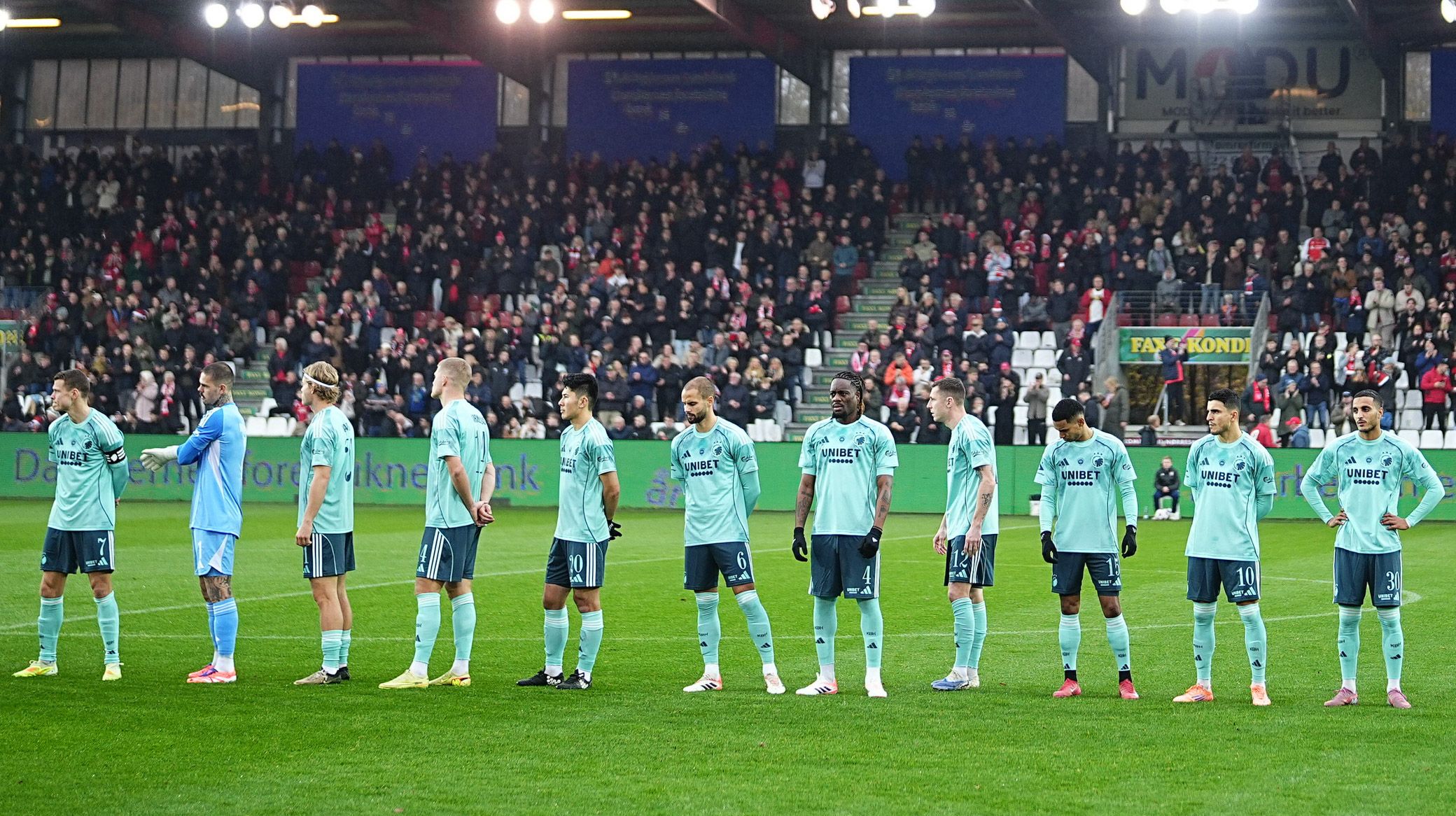 Spillerne står klar før kickoff