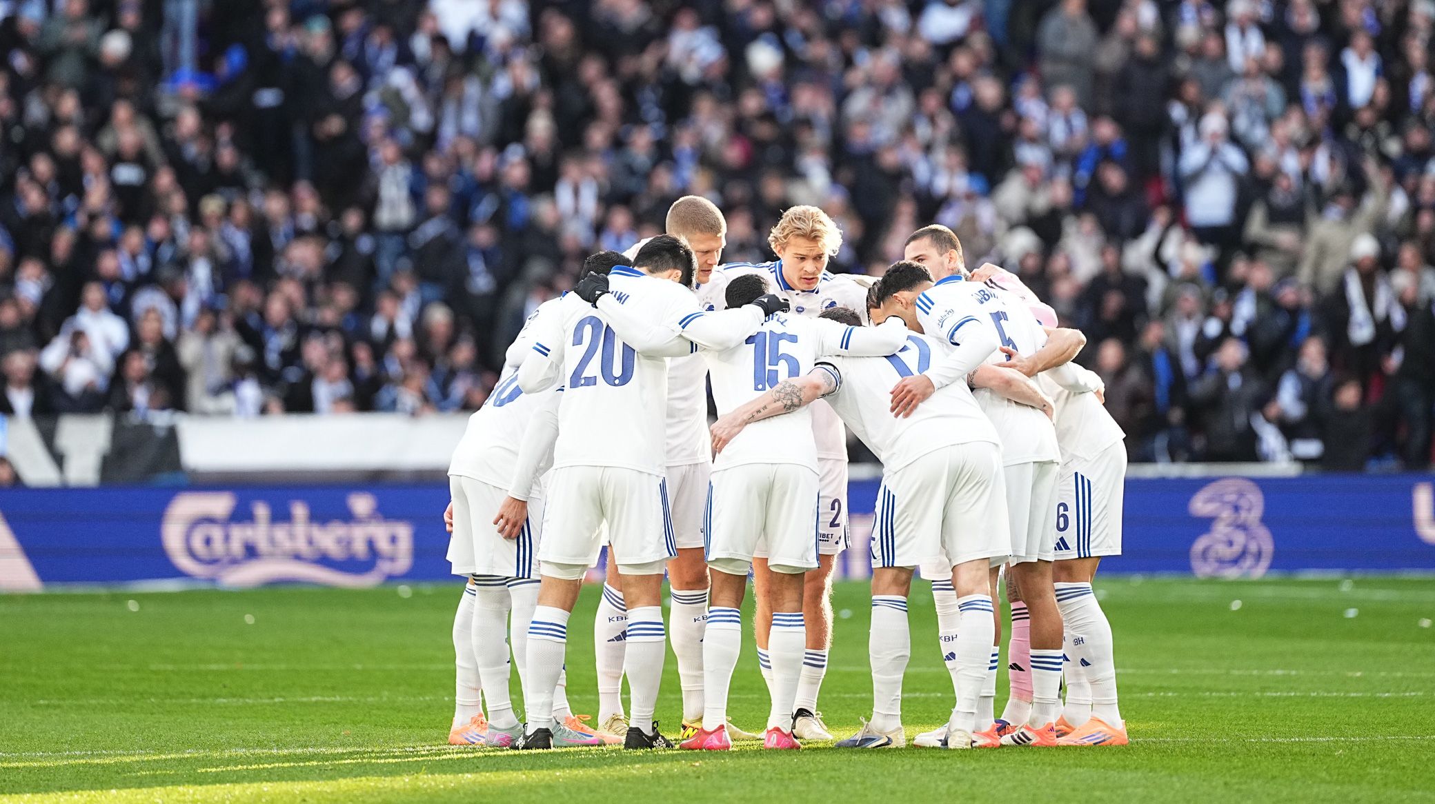 Spillerne samles før kickoff