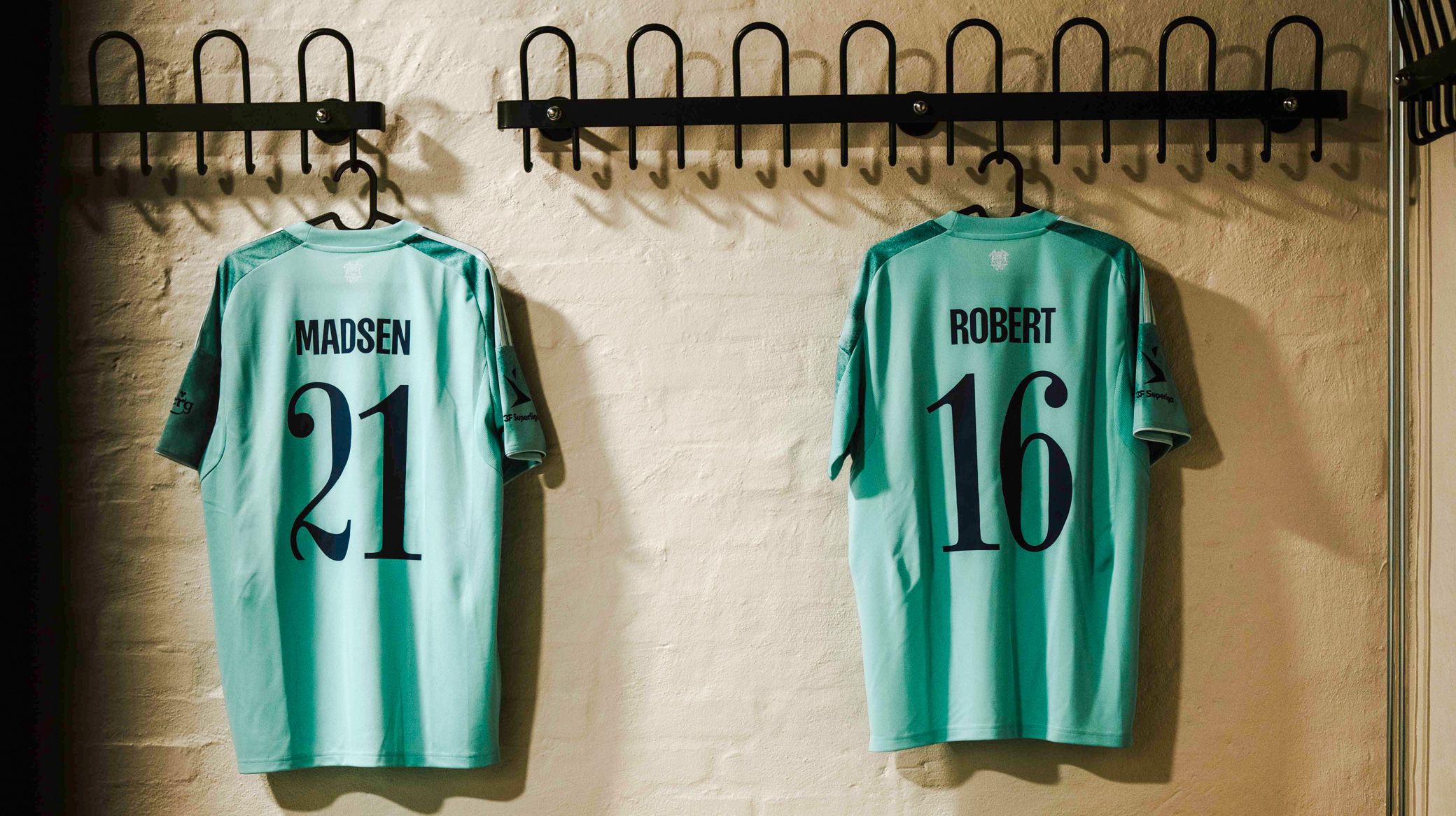 F.C. København-trøjer i omklædningsrummet